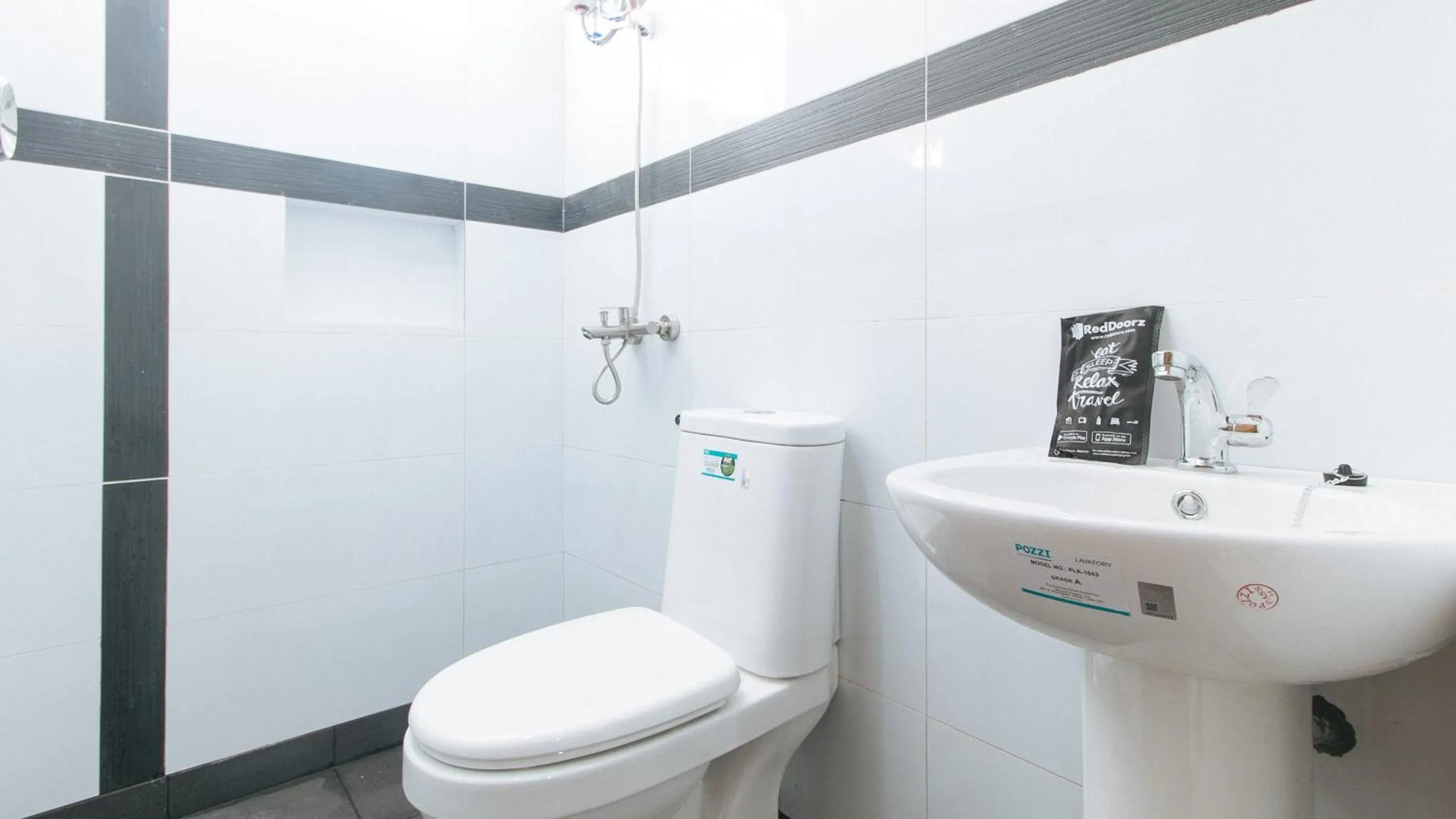 Toilet in RedDoorz @ St. Catherine Residences Olongapo City