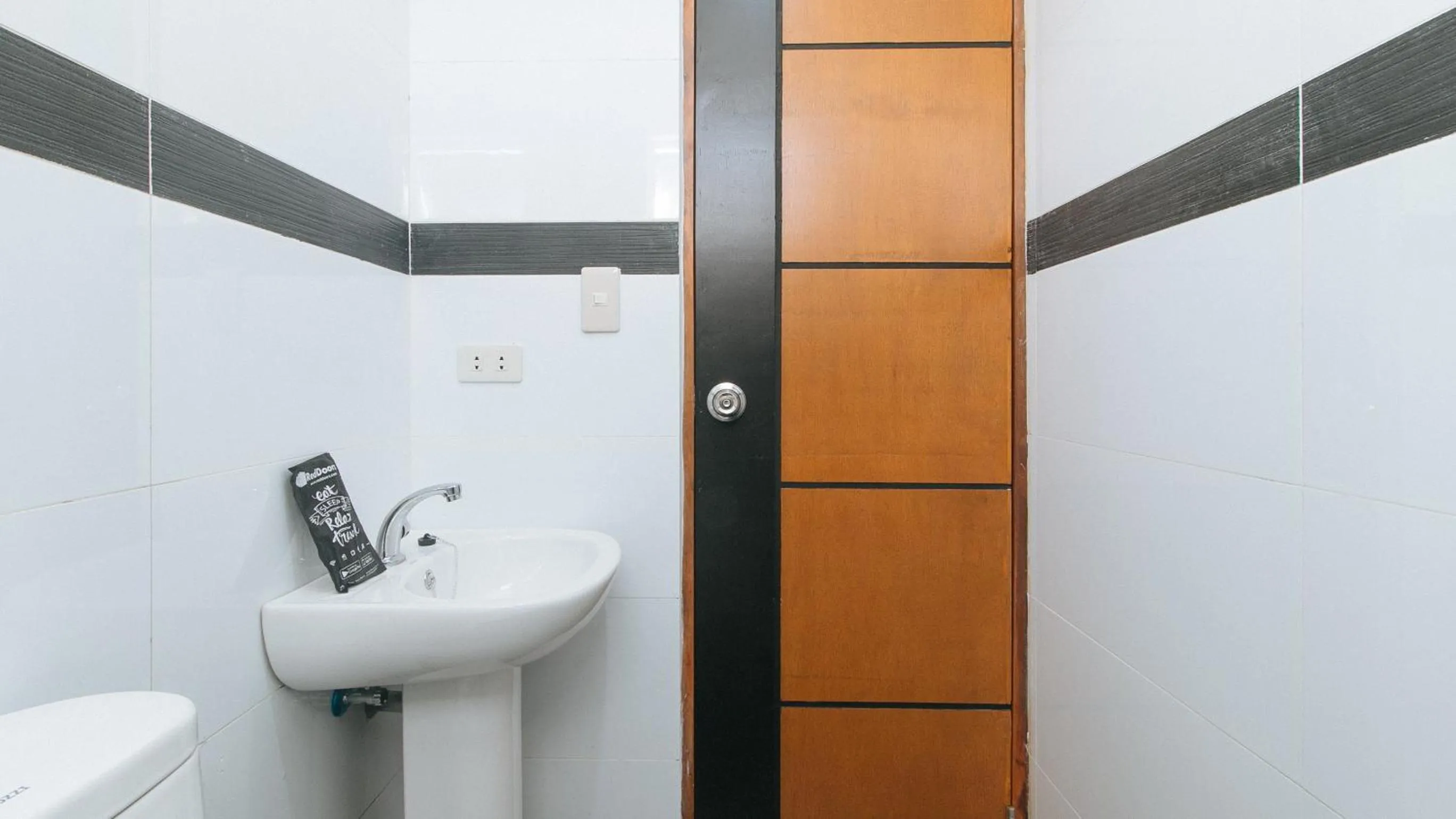 Toilet in RedDoorz @ St. Catherine Residences Olongapo City