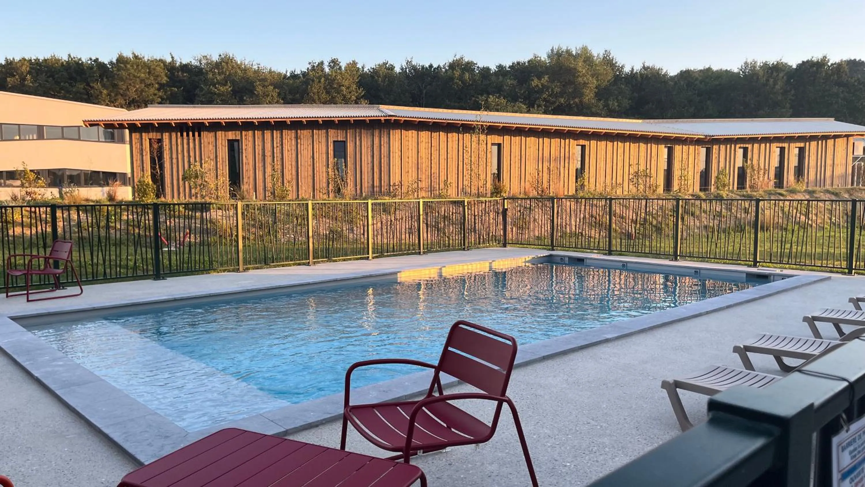 Swimming pool in Greet Hôtel Orthez Bearn