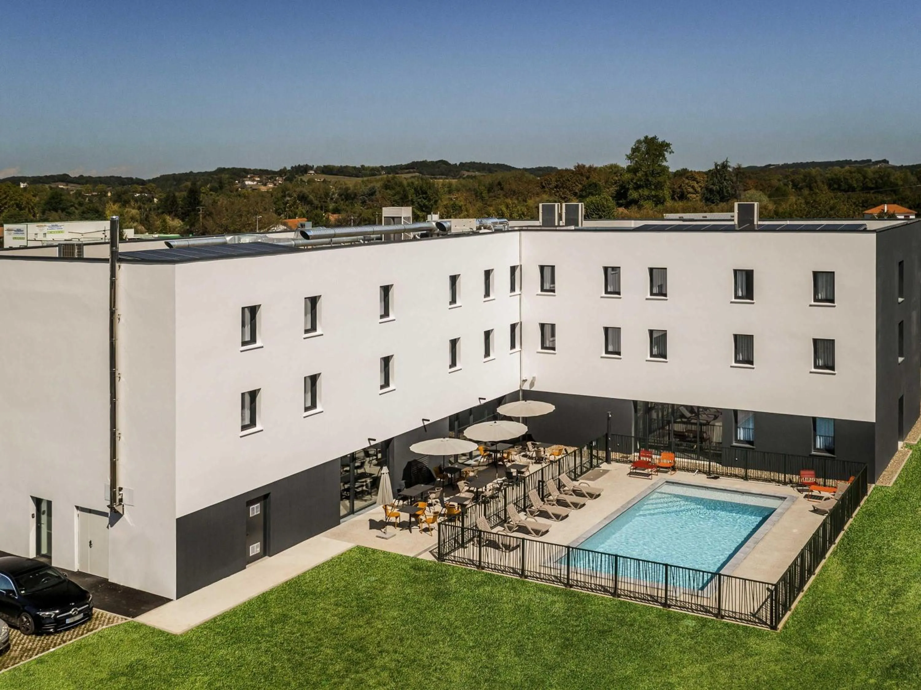Pool view in Greet Hôtel Orthez Bearn