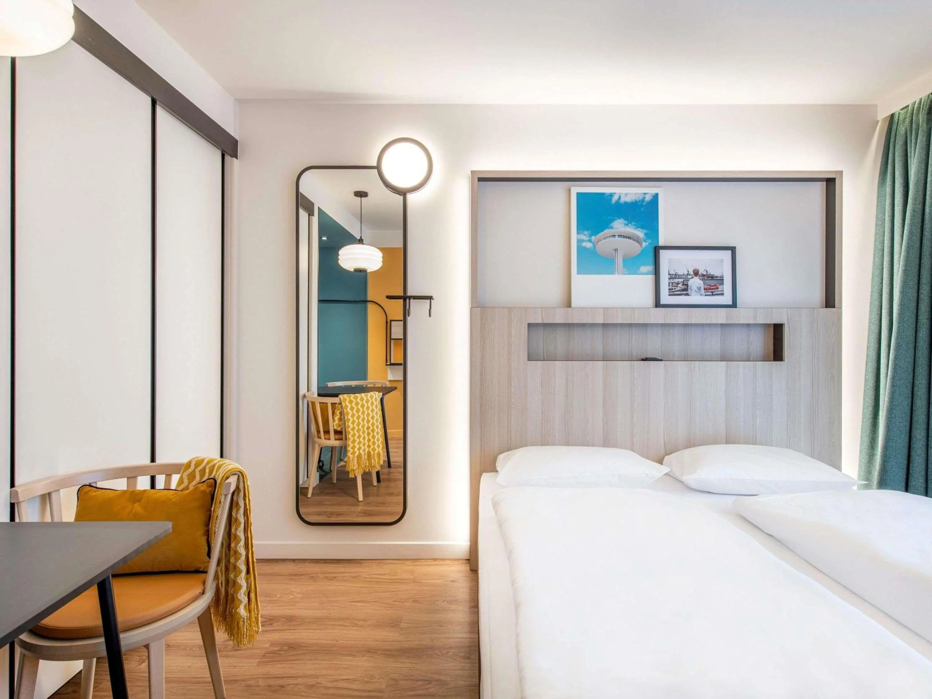 Property building, Bed in Aparthotel Adagio access Hamburg