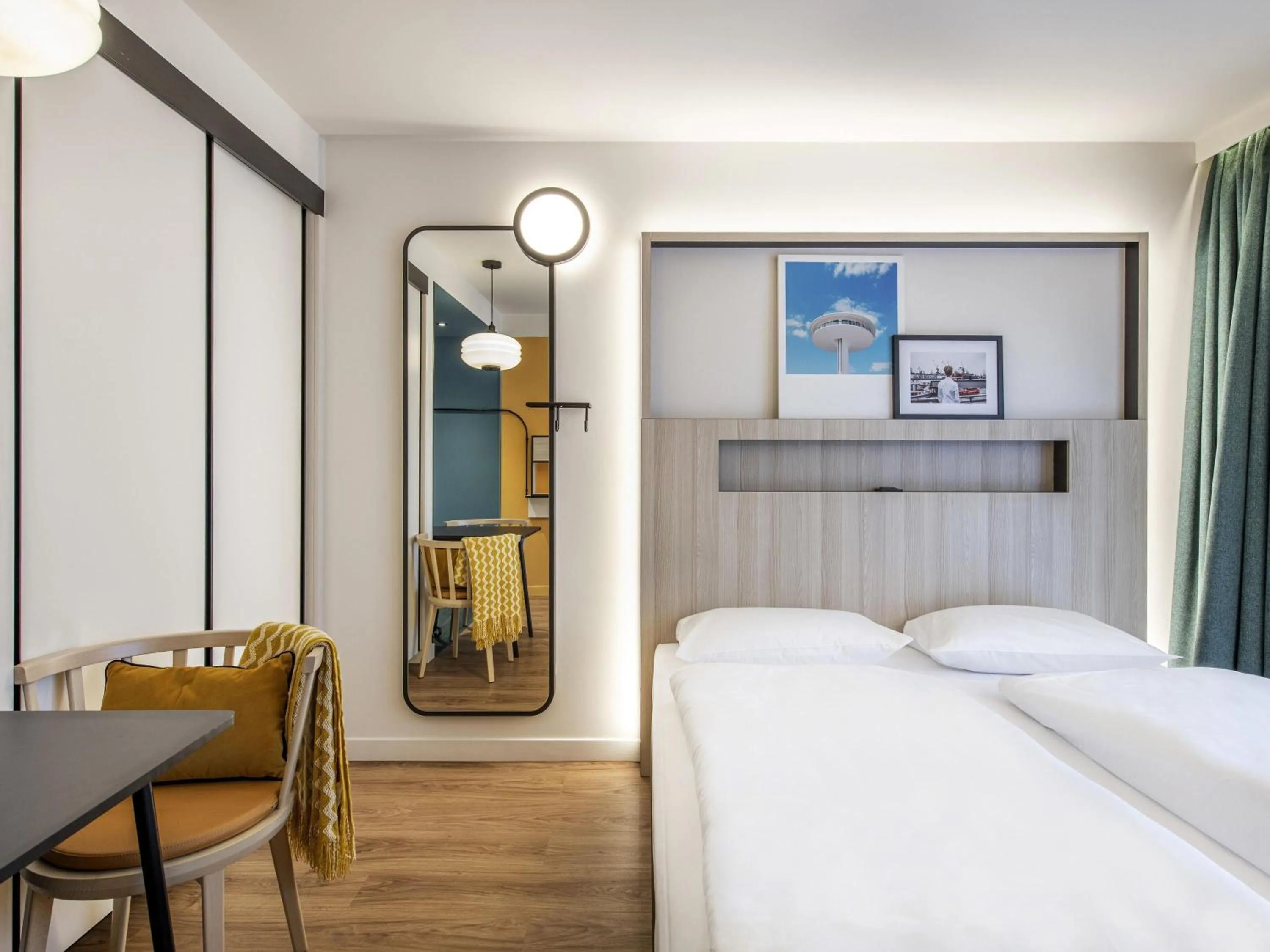 Property building, Bed in Aparthotel Adagio access Hamburg