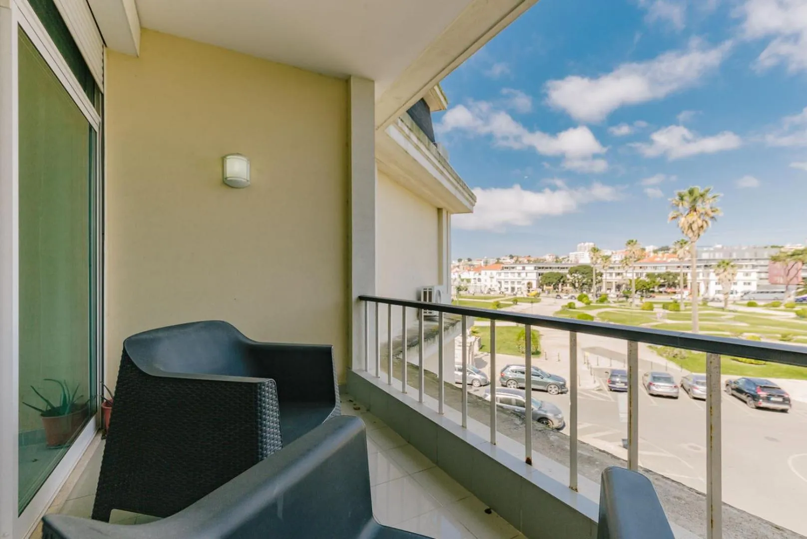 Bed in Rent4Rest Estoril Beachfront Apartments