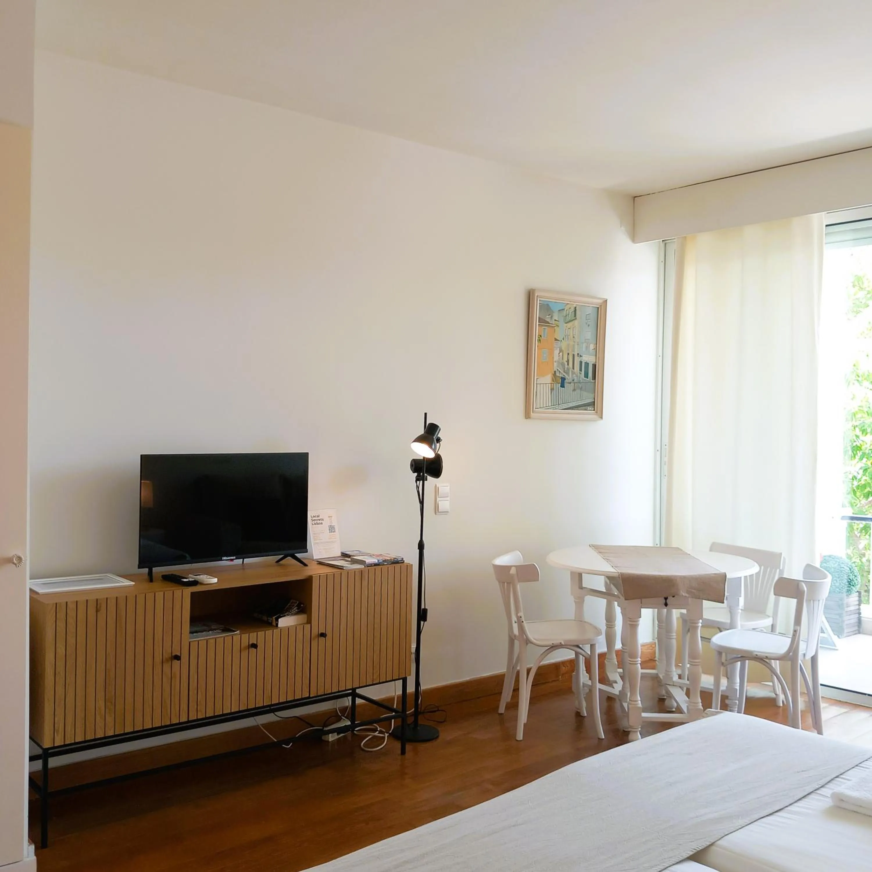 Communal lounge/ TV room, Bed in Rent4Rest Estoril Beachfront Apartments