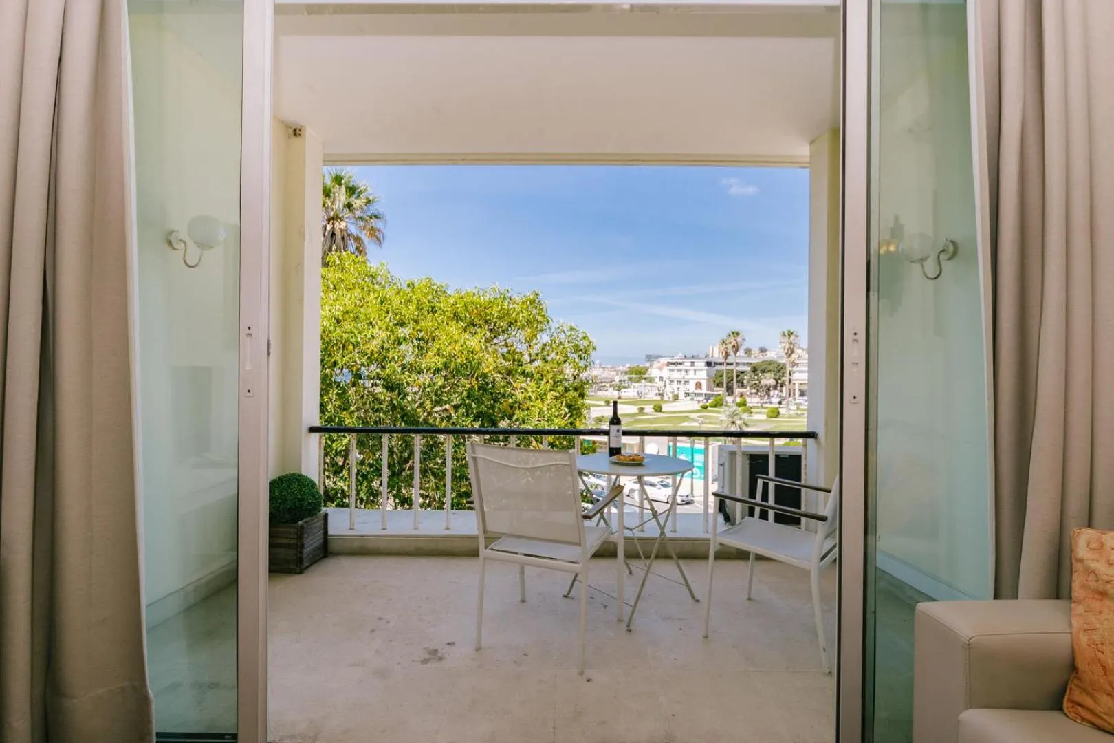 Day in Rent4Rest Estoril Beachfront Apartments