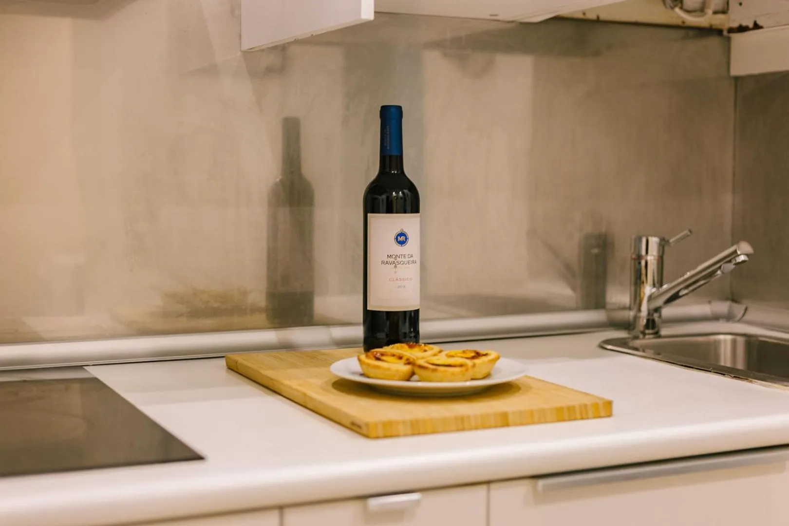 Kitchen or kitchenette in Rent4Rest Estoril Beachfront Apartments