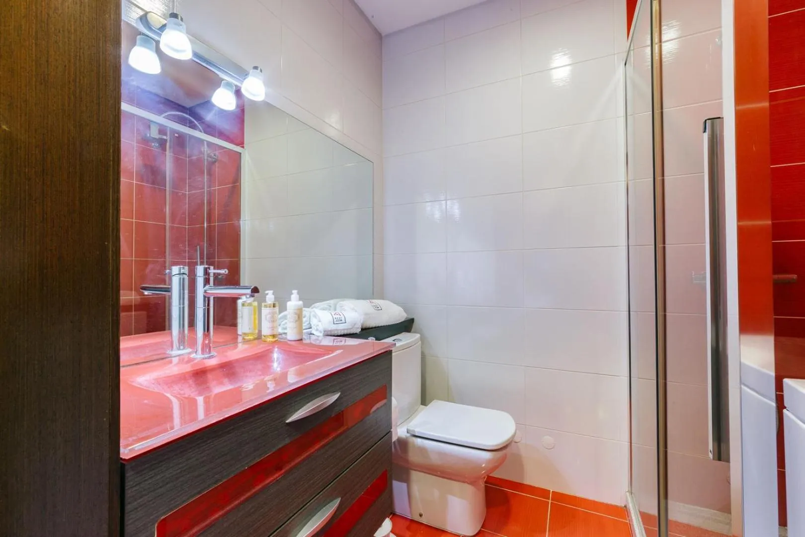 Toilet in Rent4Rest Estoril Beachfront Apartments