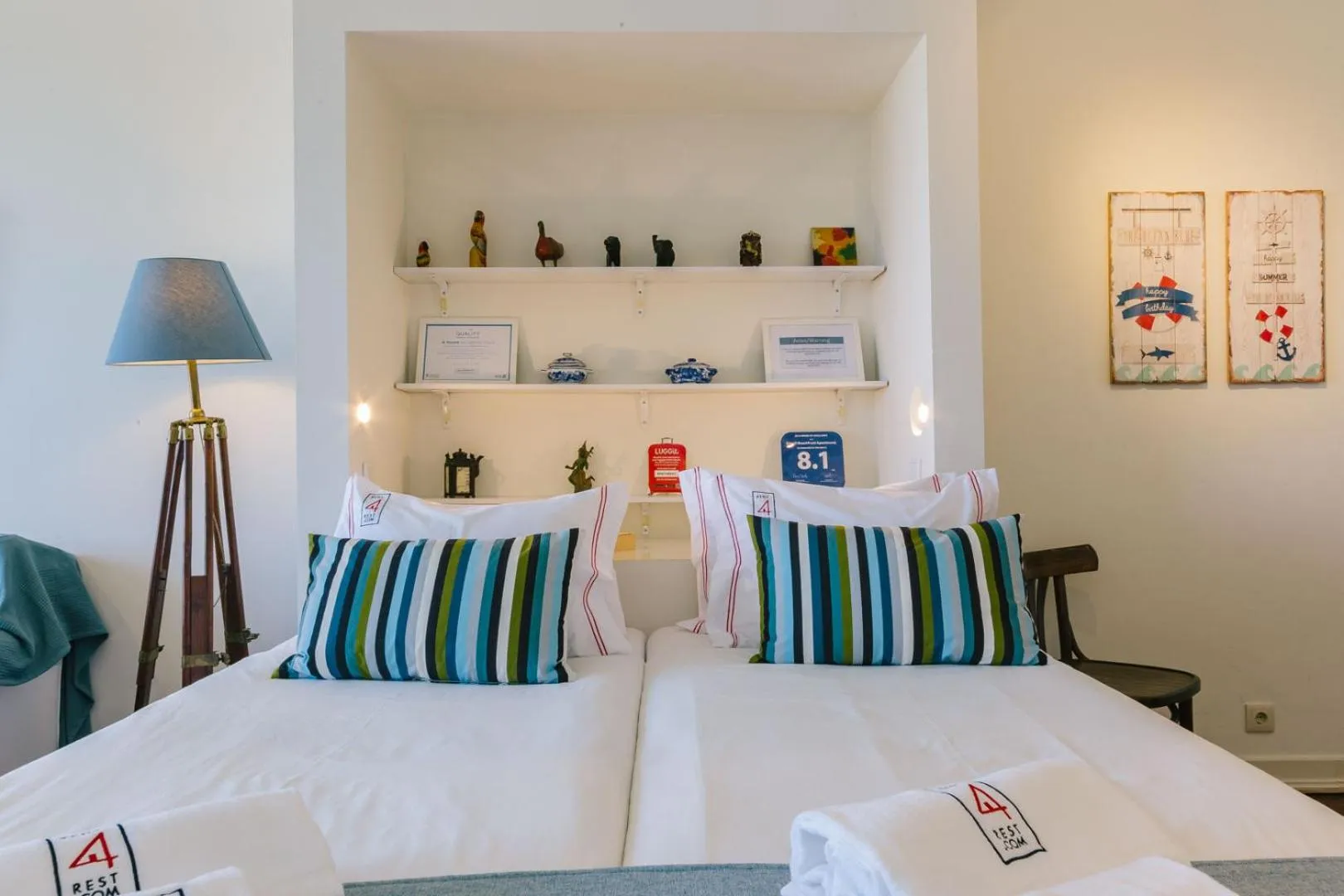 Bed in Rent4Rest Estoril Beachfront Apartments