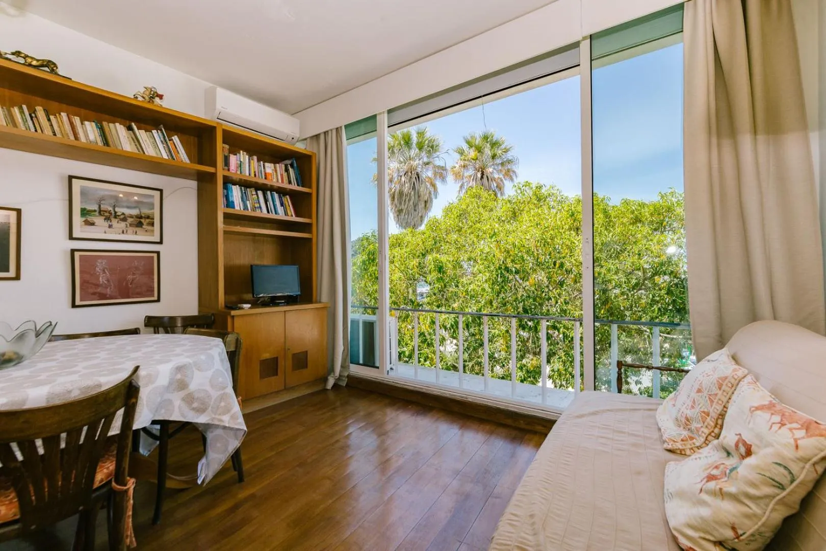 Communal lounge/ TV room in Rent4Rest Estoril Beachfront Apartments