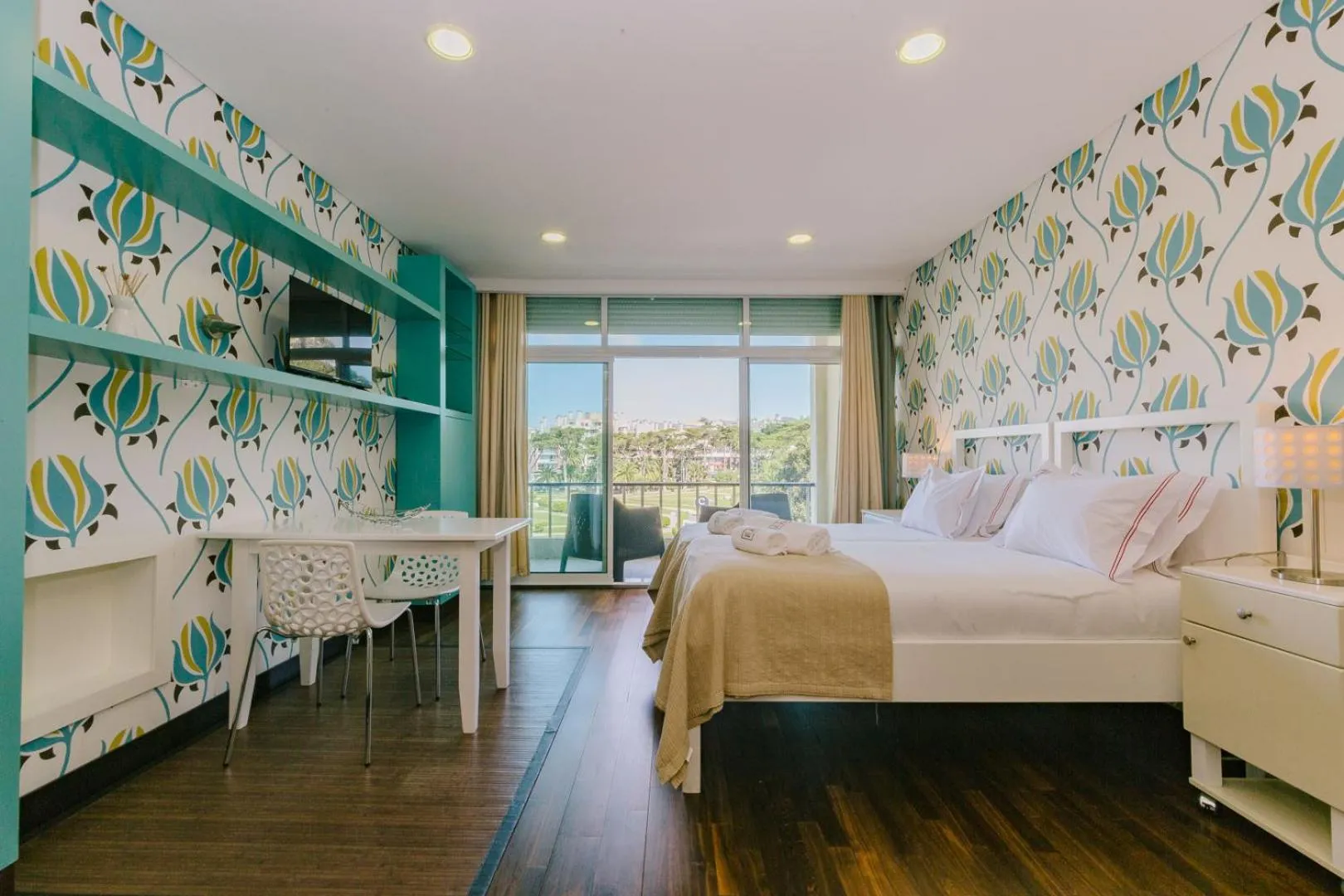 Bed in Rent4Rest Estoril Beachfront Apartments