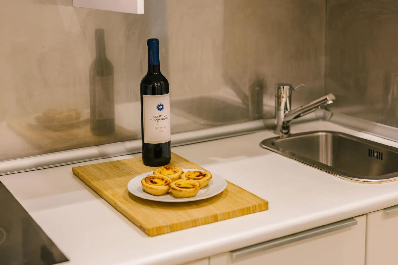 Kitchen or kitchenette in Rent4Rest Estoril Beachfront Apartments