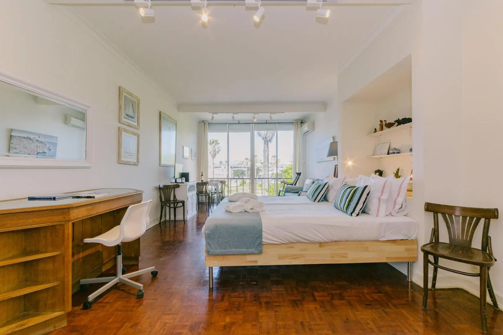 Bed in Rent4Rest Estoril Beachfront Apartments