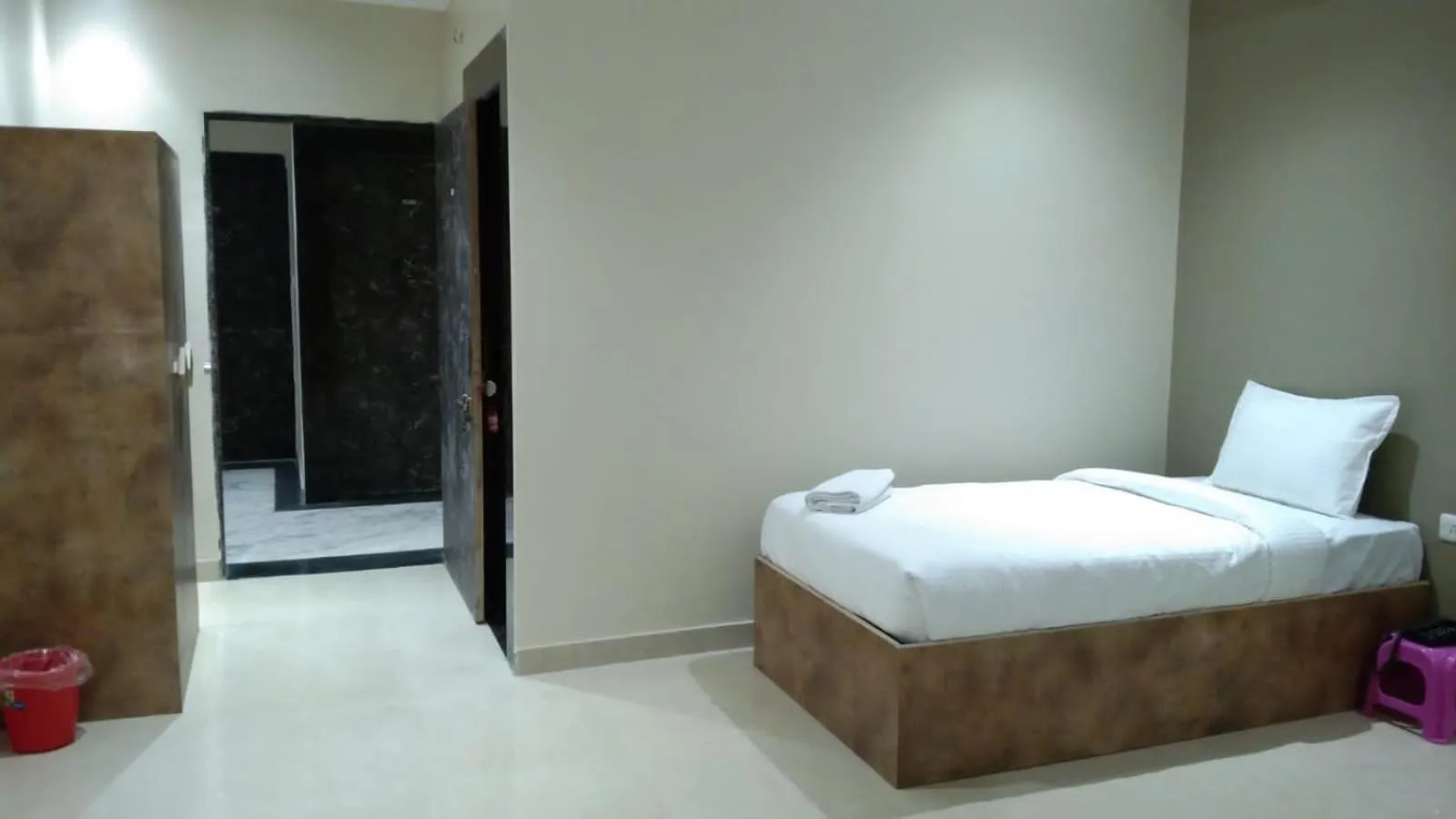 Bedroom, Bed in Hotel Sukhdham