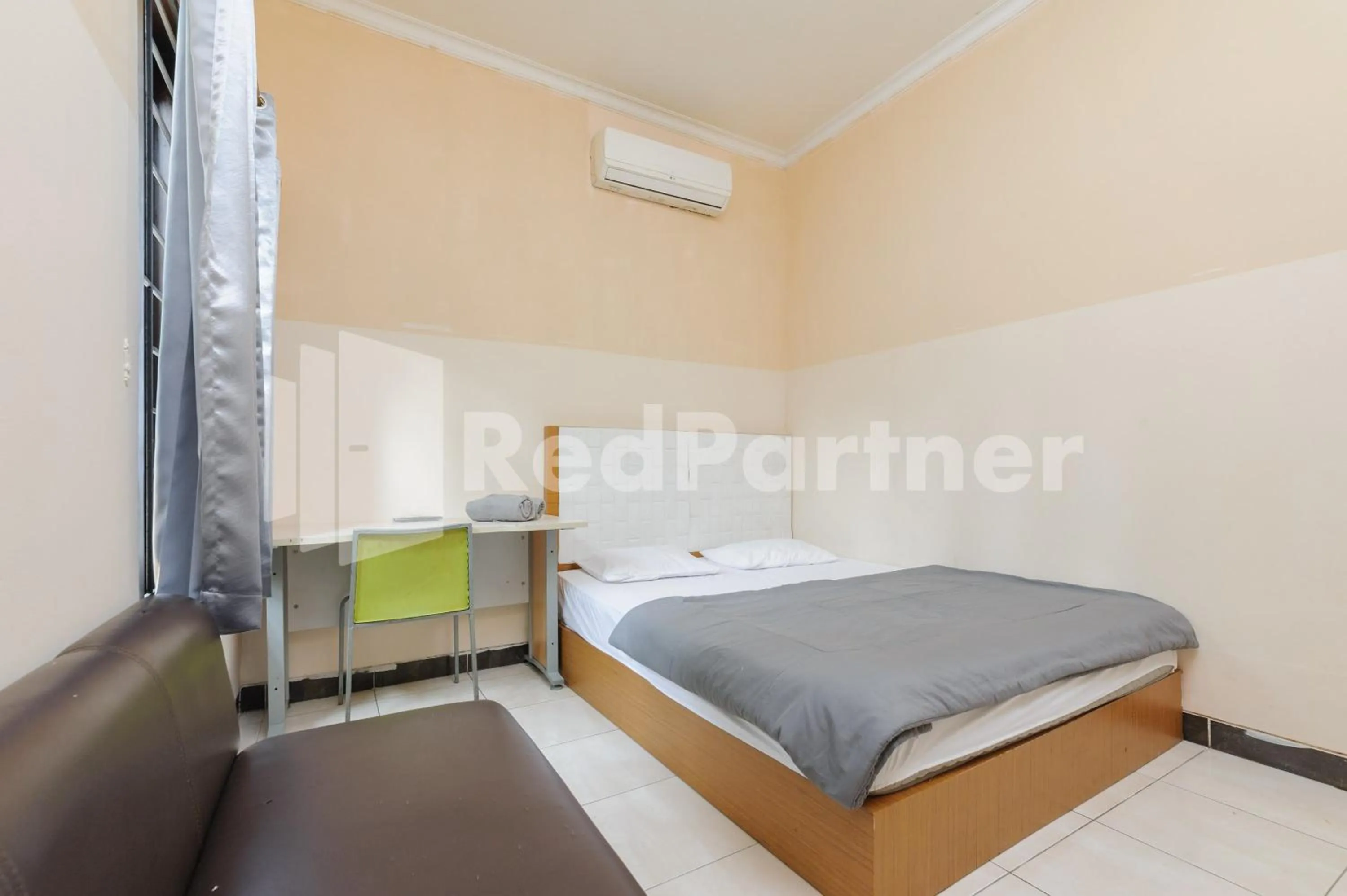 Bed in Karawaci Taman Permata Tiga Mitra RedDoorz