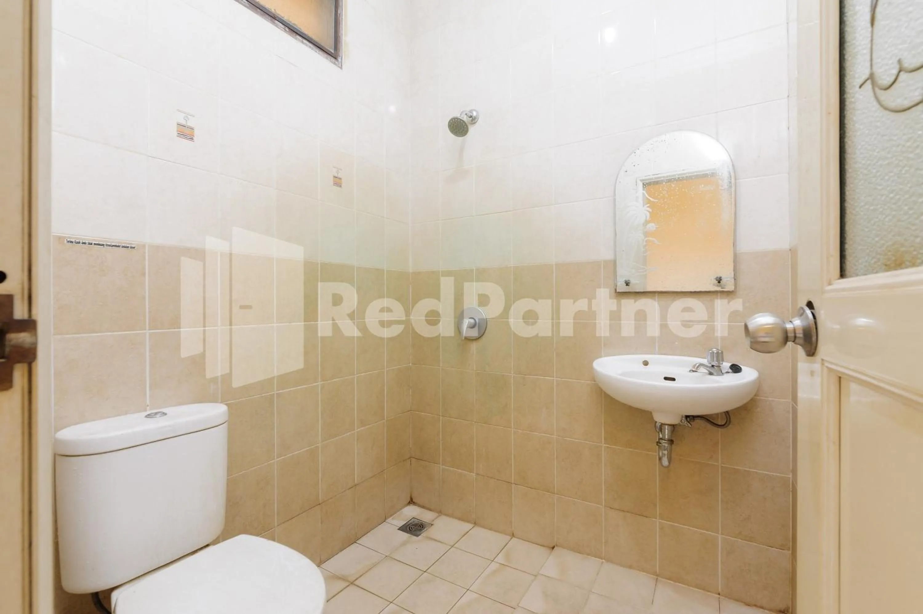 Bathroom in Karawaci Taman Permata Tiga Mitra RedDoorz