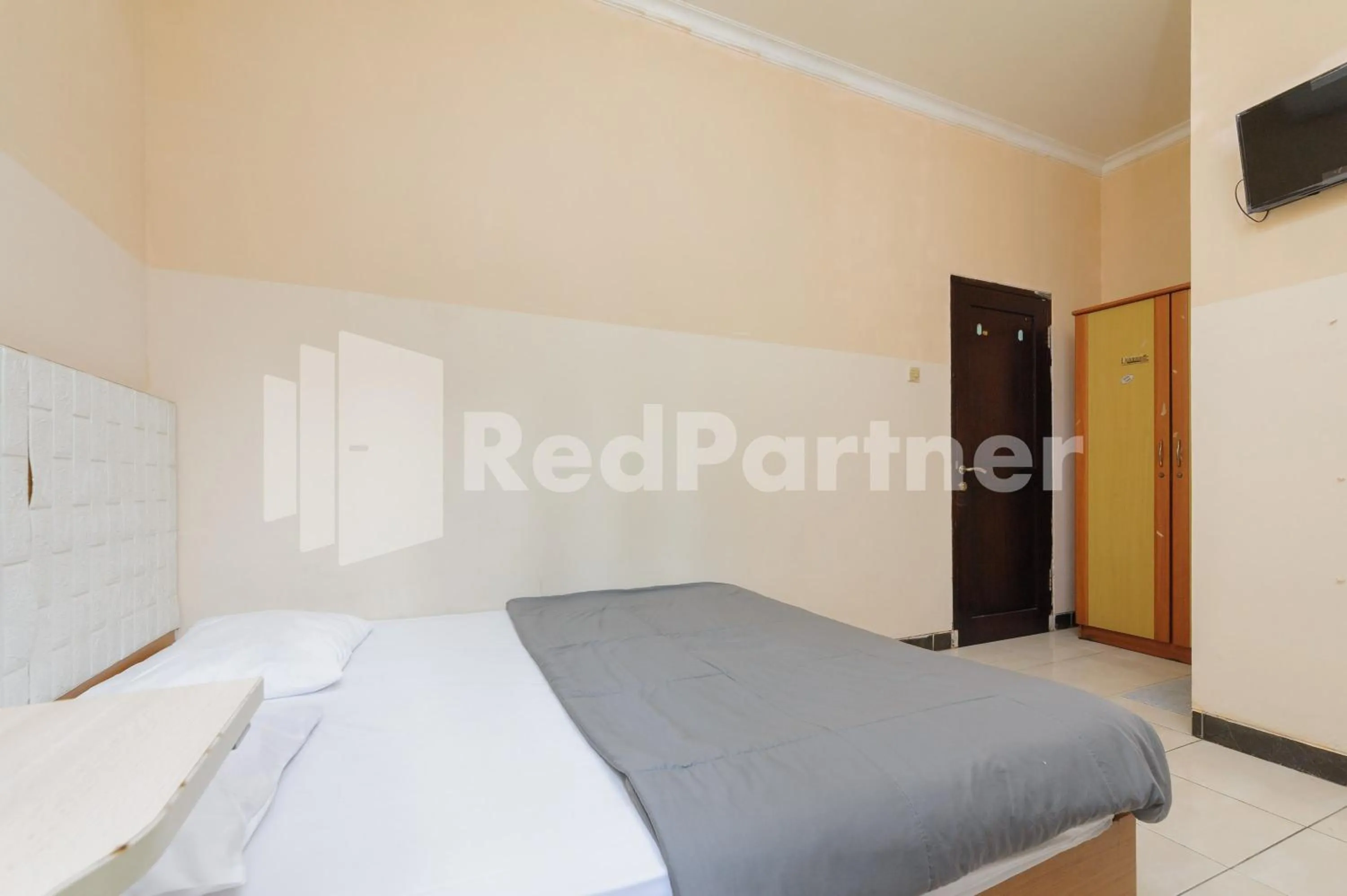 Bed in Karawaci Taman Permata Tiga Mitra RedDoorz