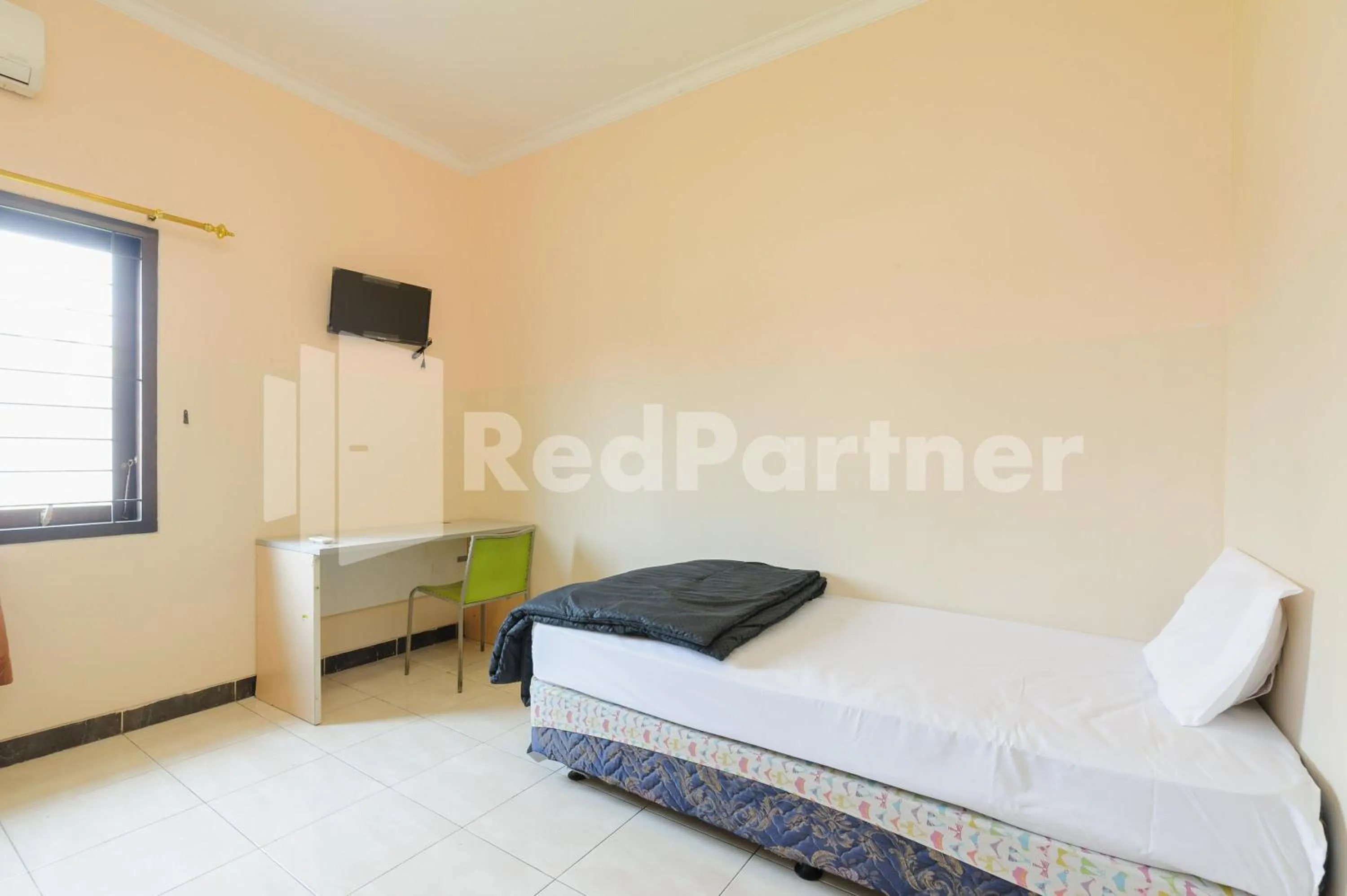 Bed in Karawaci Taman Permata Tiga Mitra RedDoorz