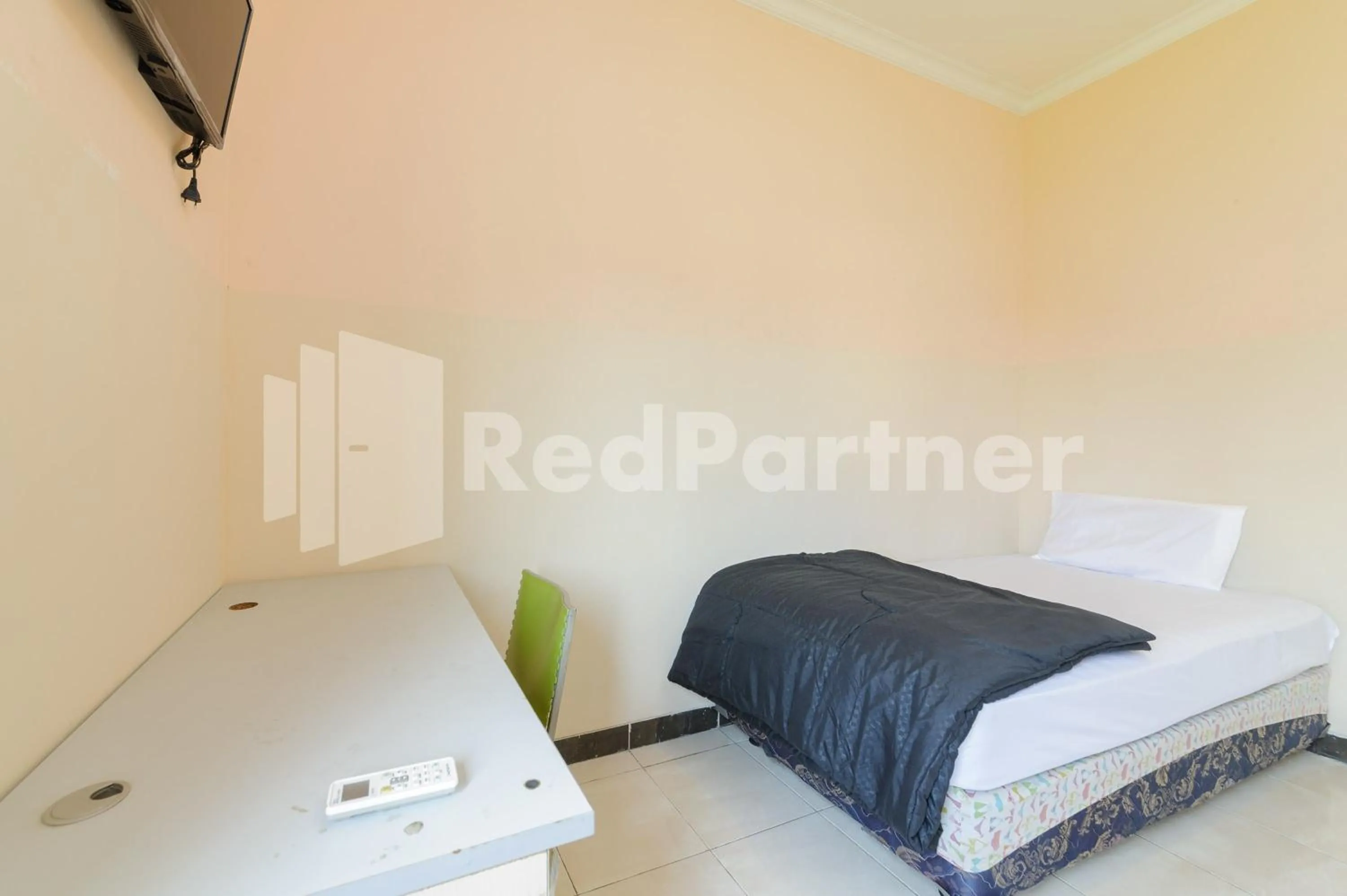 Bed in Karawaci Taman Permata Tiga Mitra RedDoorz