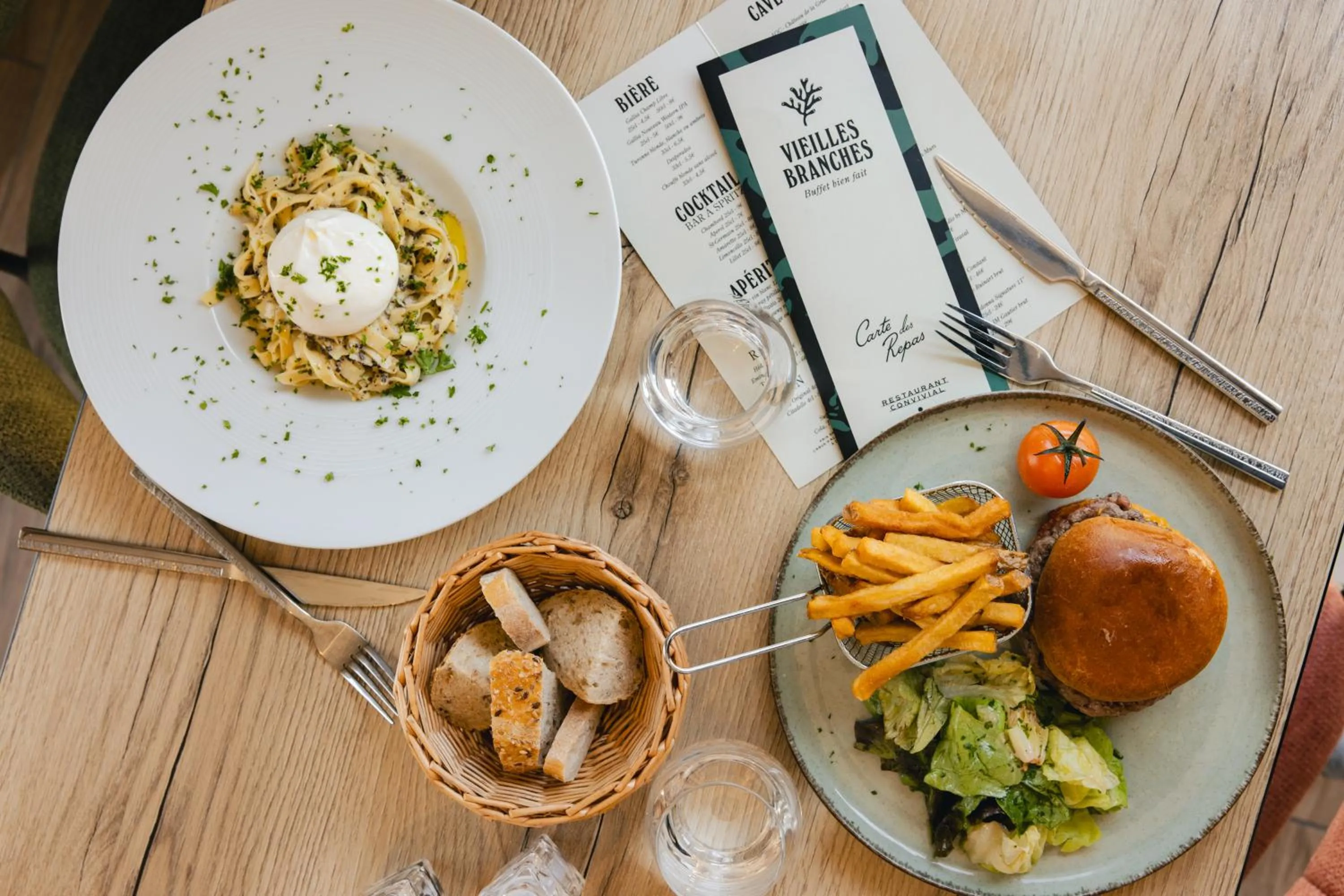 Restaurant/places to eat in Sure Hotel by Best Western Tours Sud