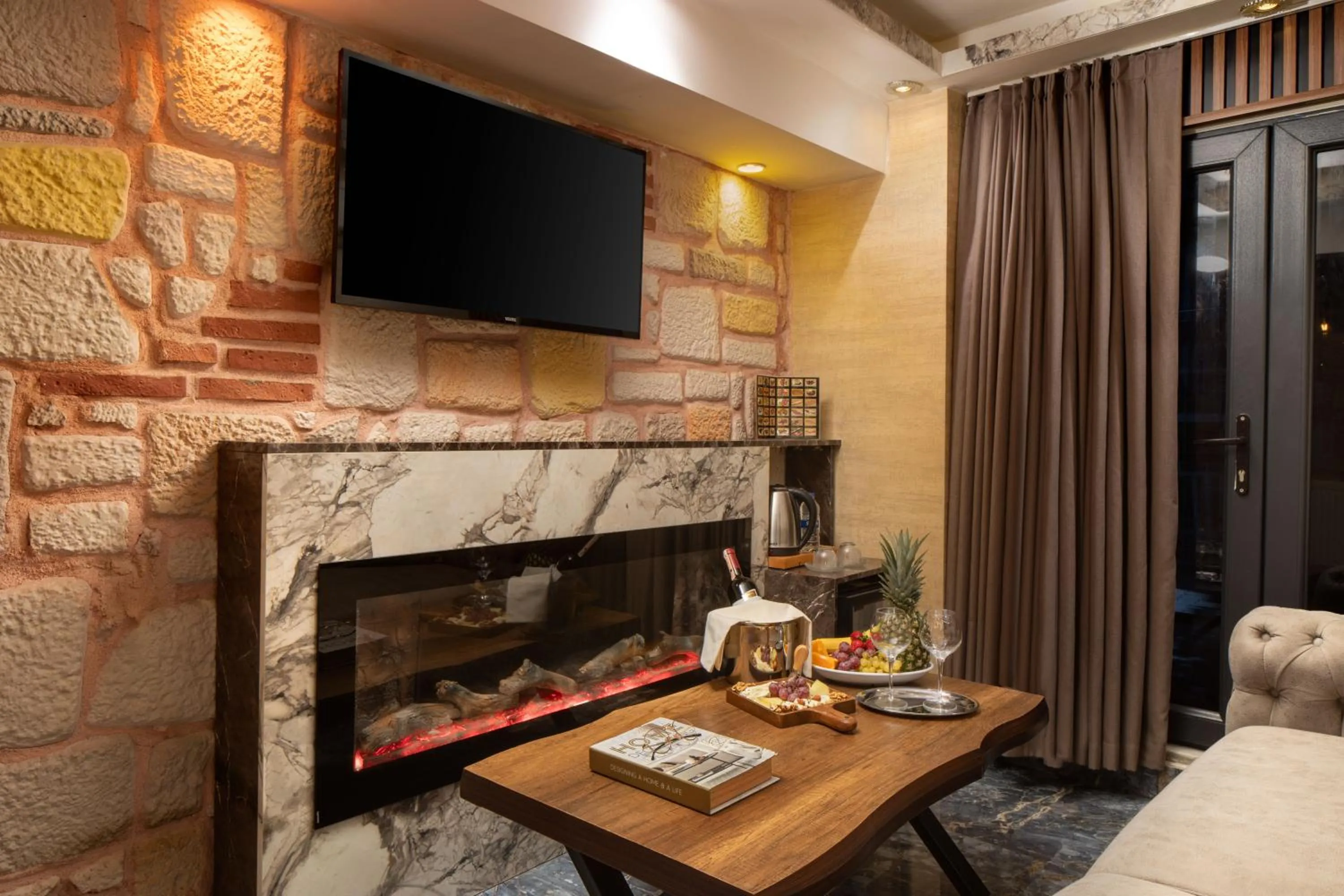 TV and multimedia in REN PLUS SUITES