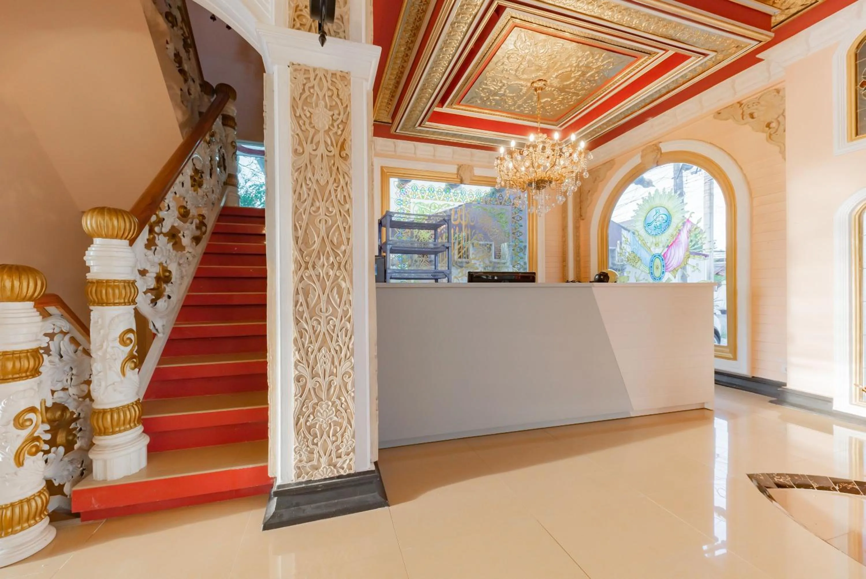 Lobby or reception in Urbanview Palace Syariah Balikpapan by RedDoorz