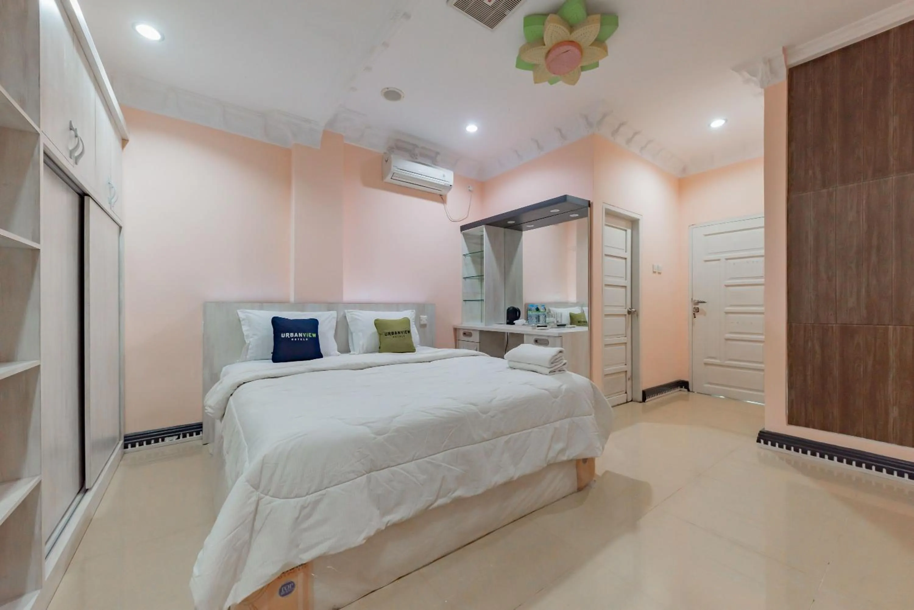 Bedroom, Bed in Urbanview Palace Syariah Balikpapan by RedDoorz