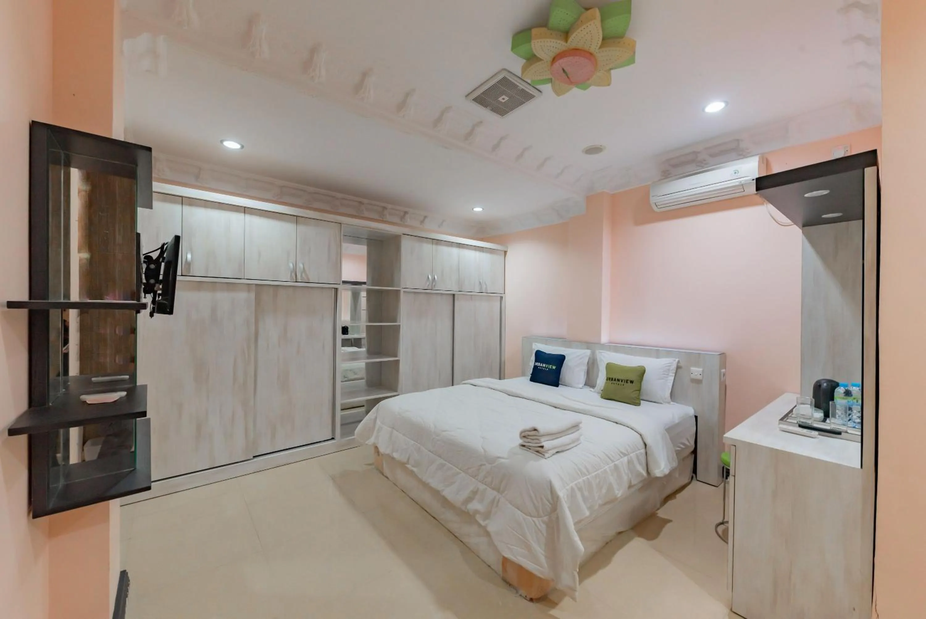 Bedroom, Bed in Urbanview Palace Syariah Balikpapan by RedDoorz