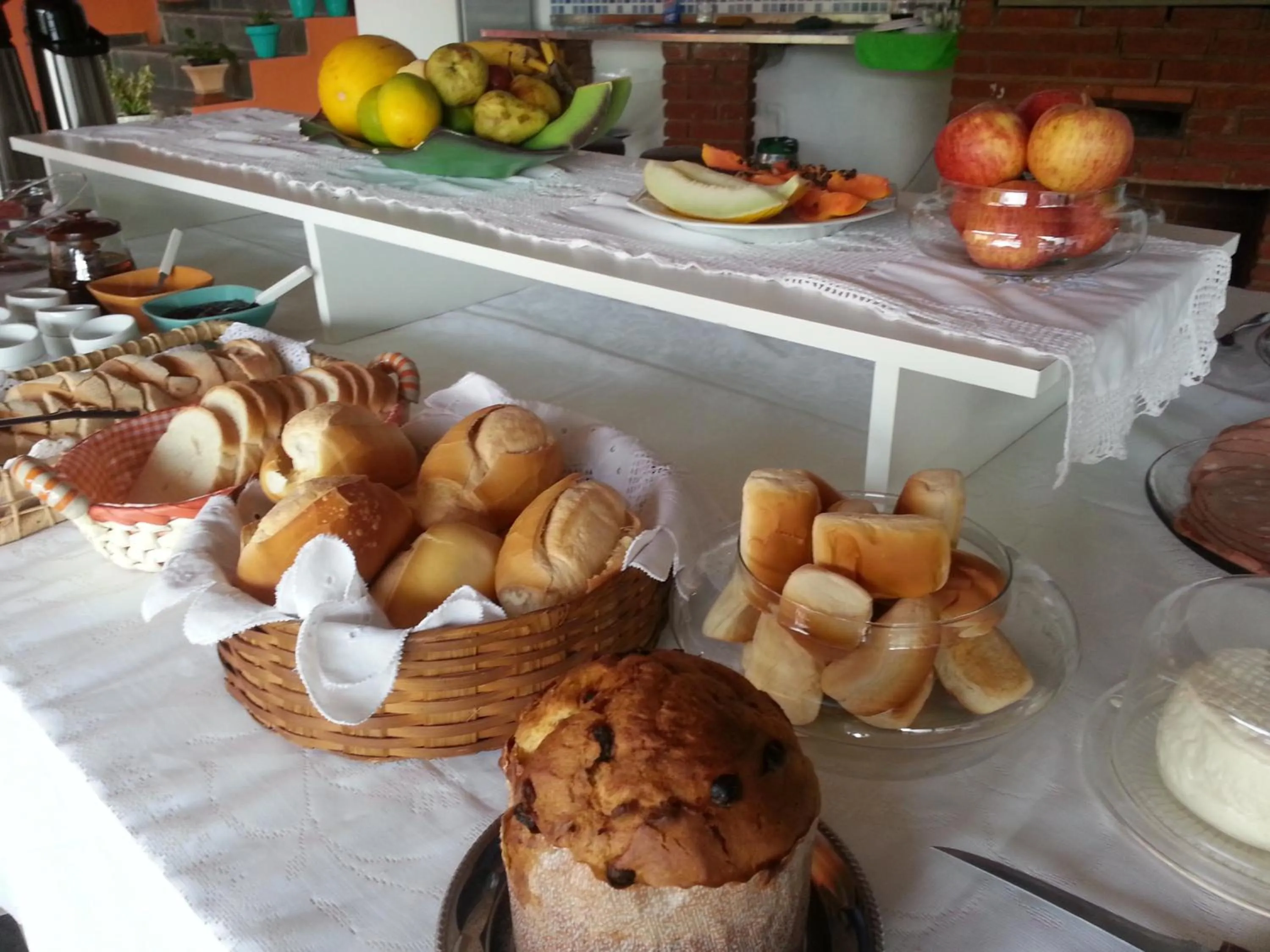 Buffet breakfast in Pousada Porto Paraiso, o seu Paraíso Escondido no Guarujá