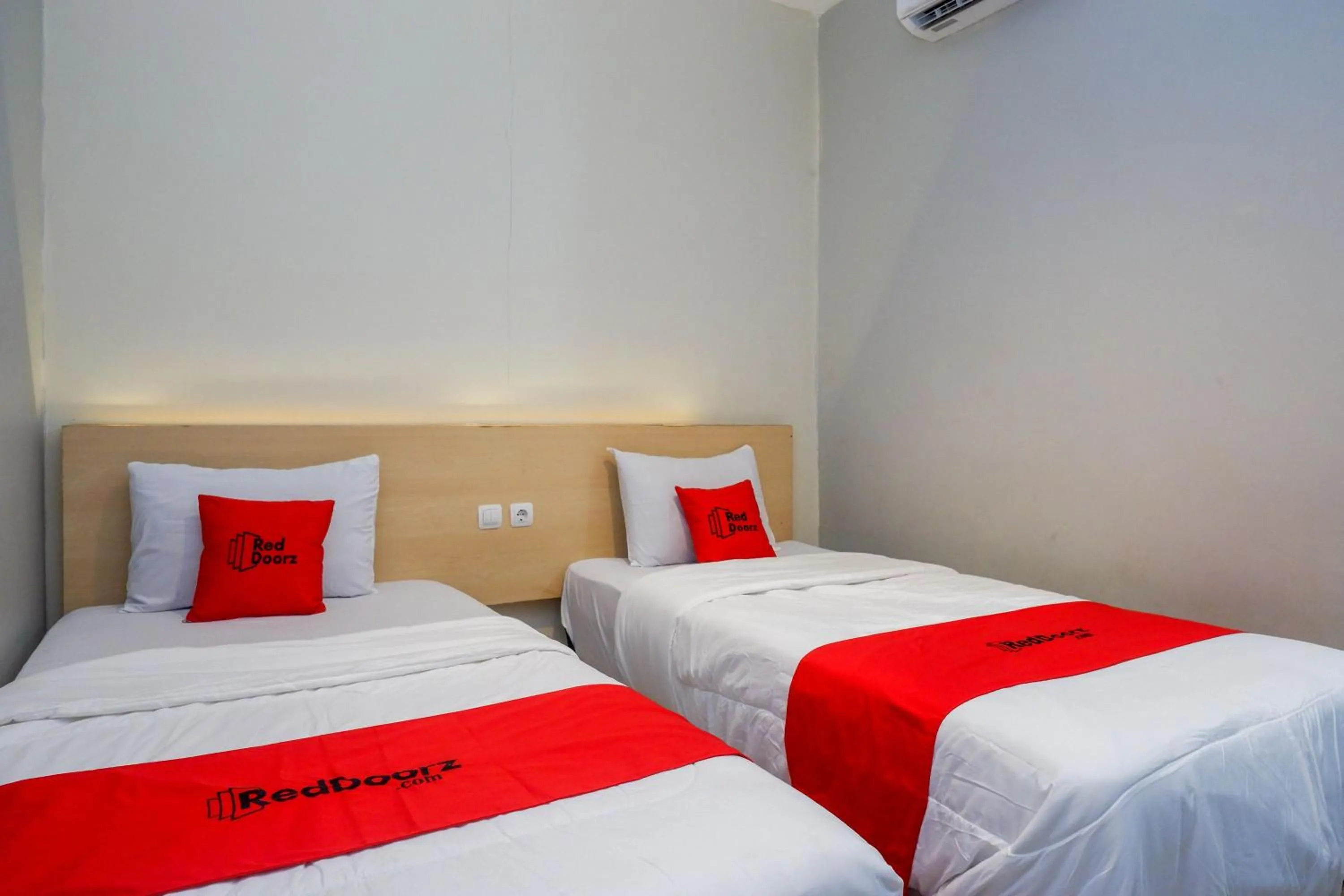 Bedroom, Bed in RedDoorz near Stasiun Batang