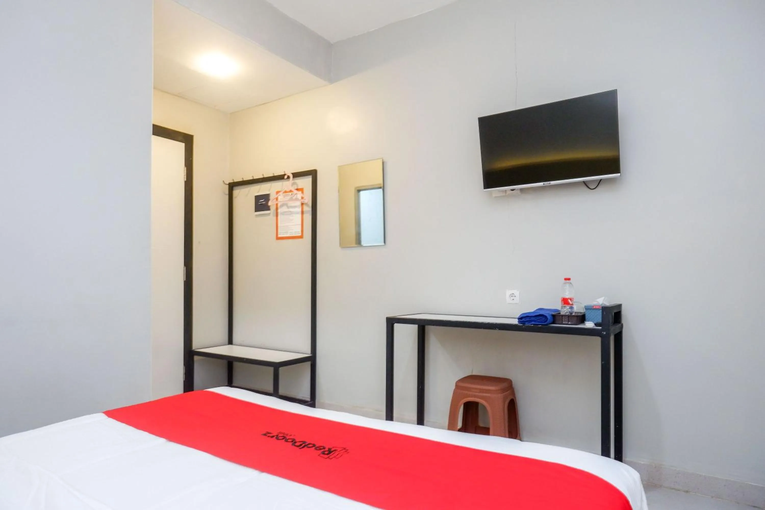 Bedroom, Bed in RedDoorz near Stasiun Batang