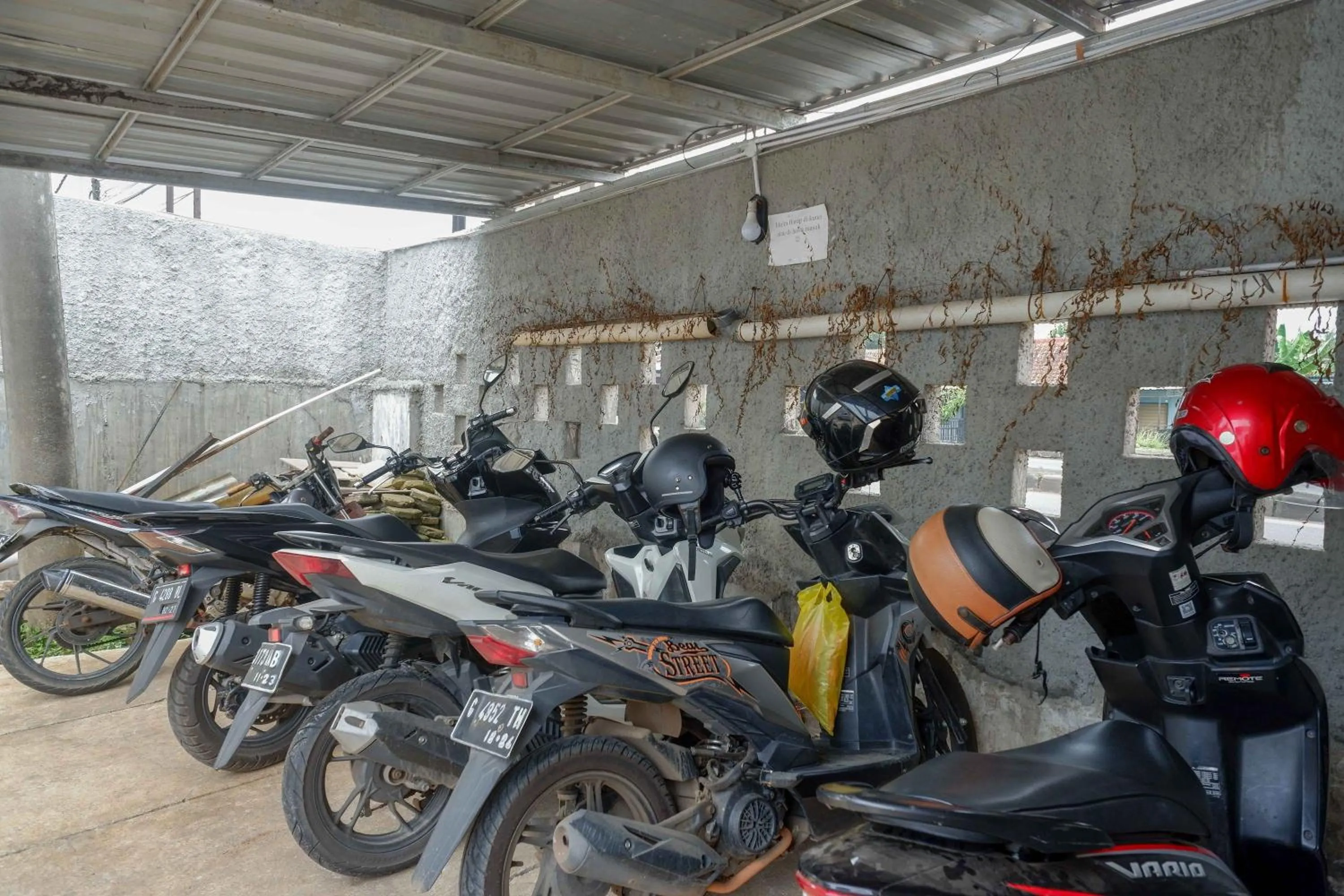 Parking in RedDoorz near Stasiun Batang