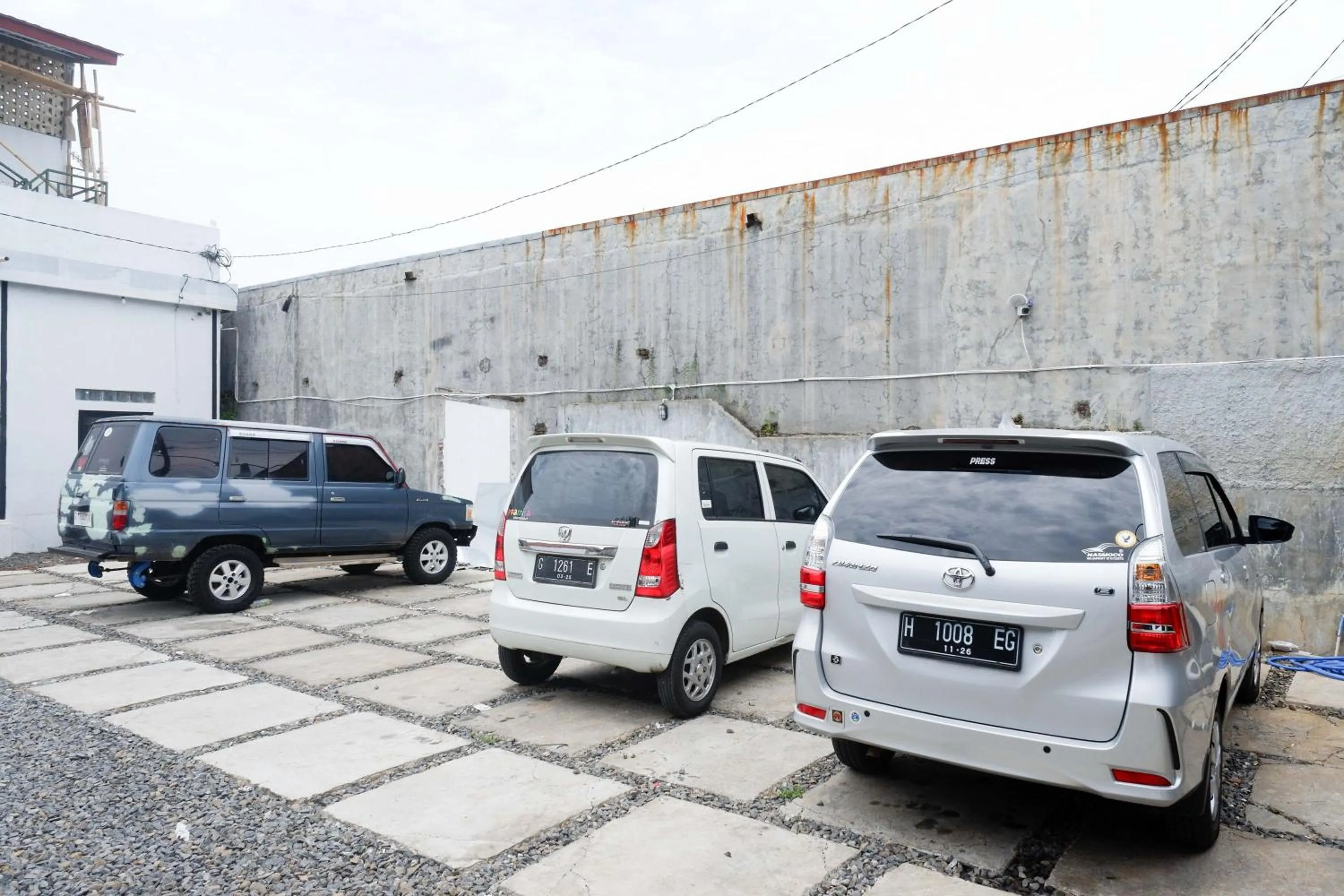 Parking in RedDoorz near Stasiun Batang