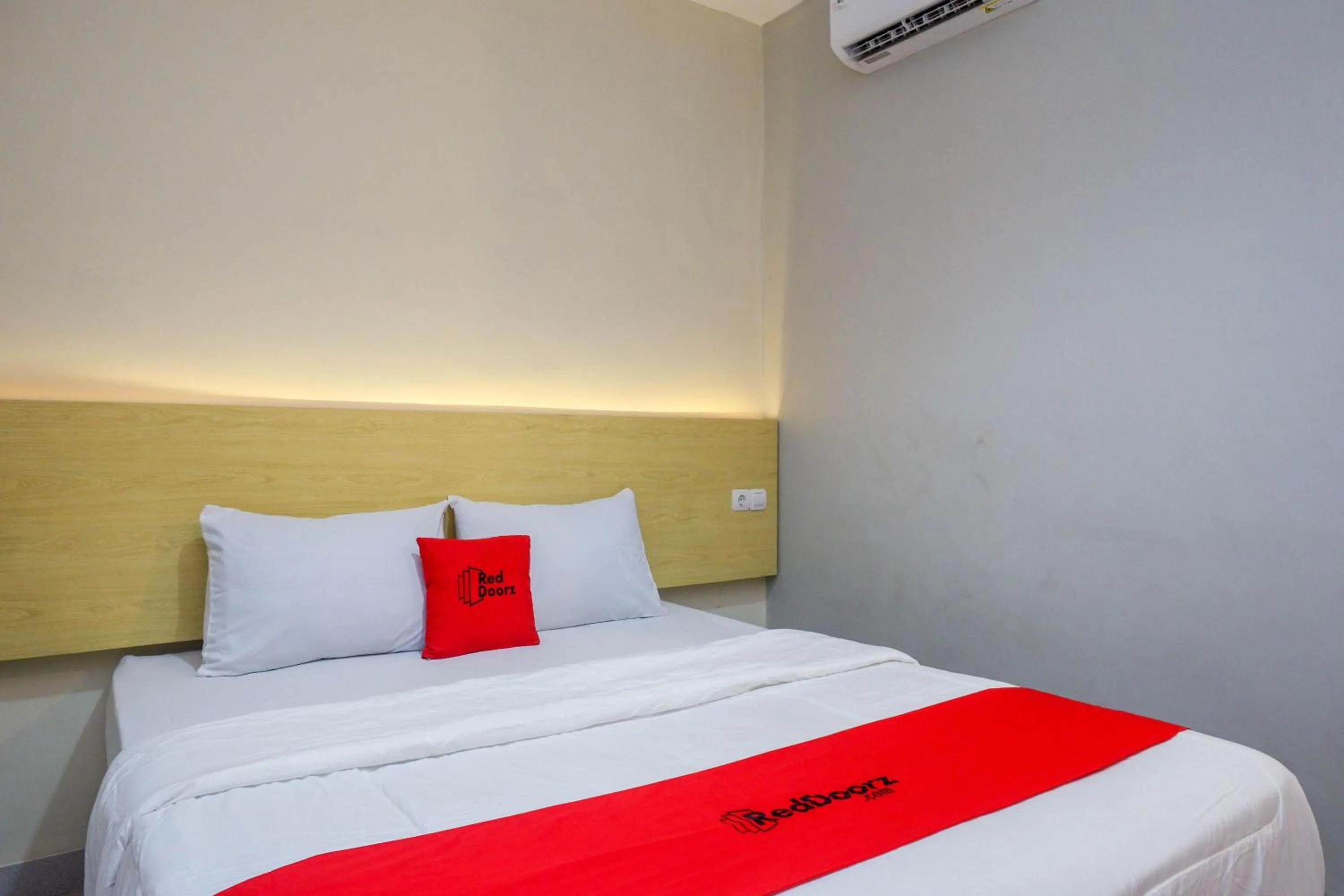 Bedroom, Bed in RedDoorz near Stasiun Batang