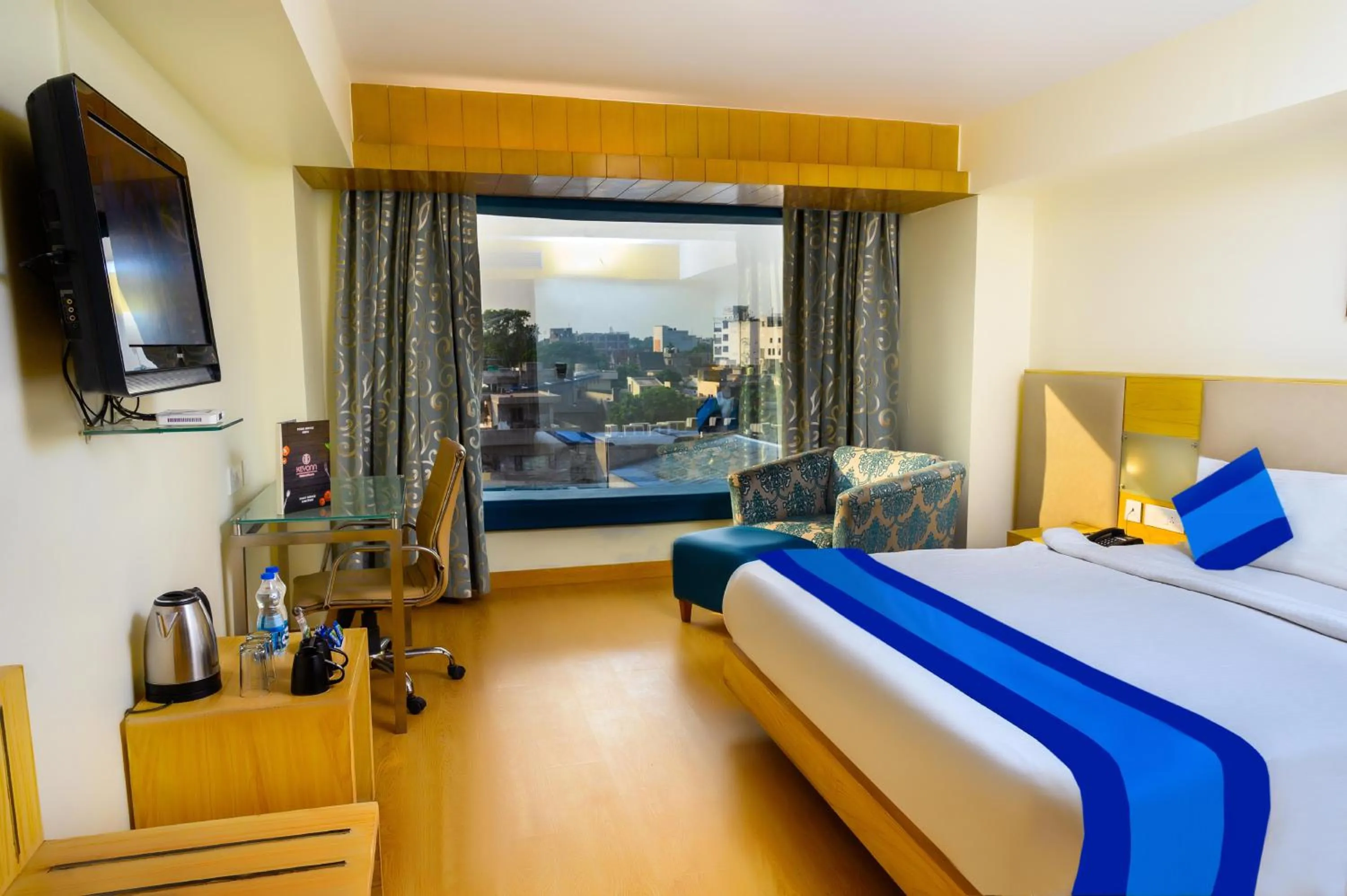 Communal lounge/ TV room, Bed in Keyon By Kumar