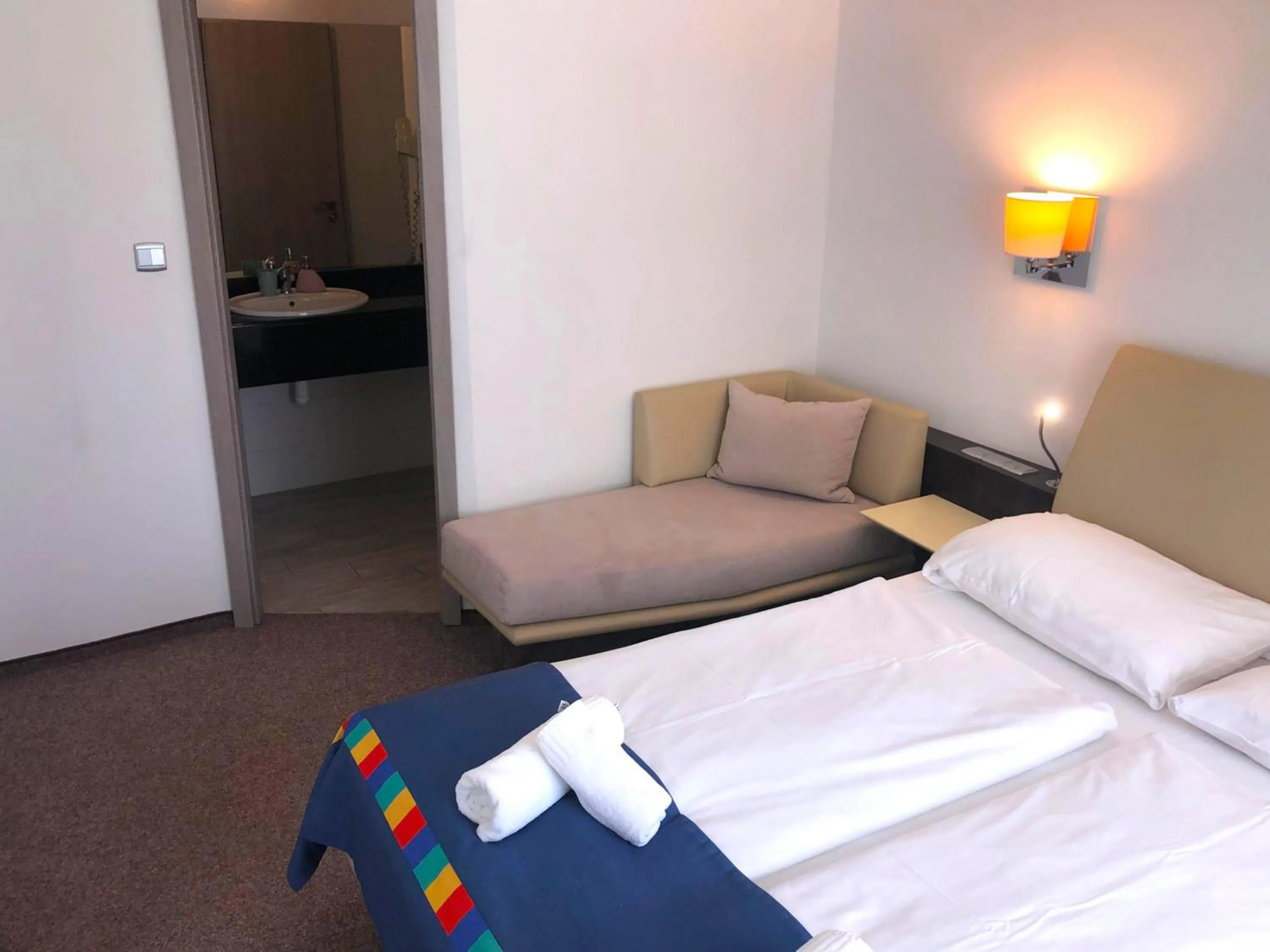 Photo of the whole room, Bed in Hotel KOREKT
