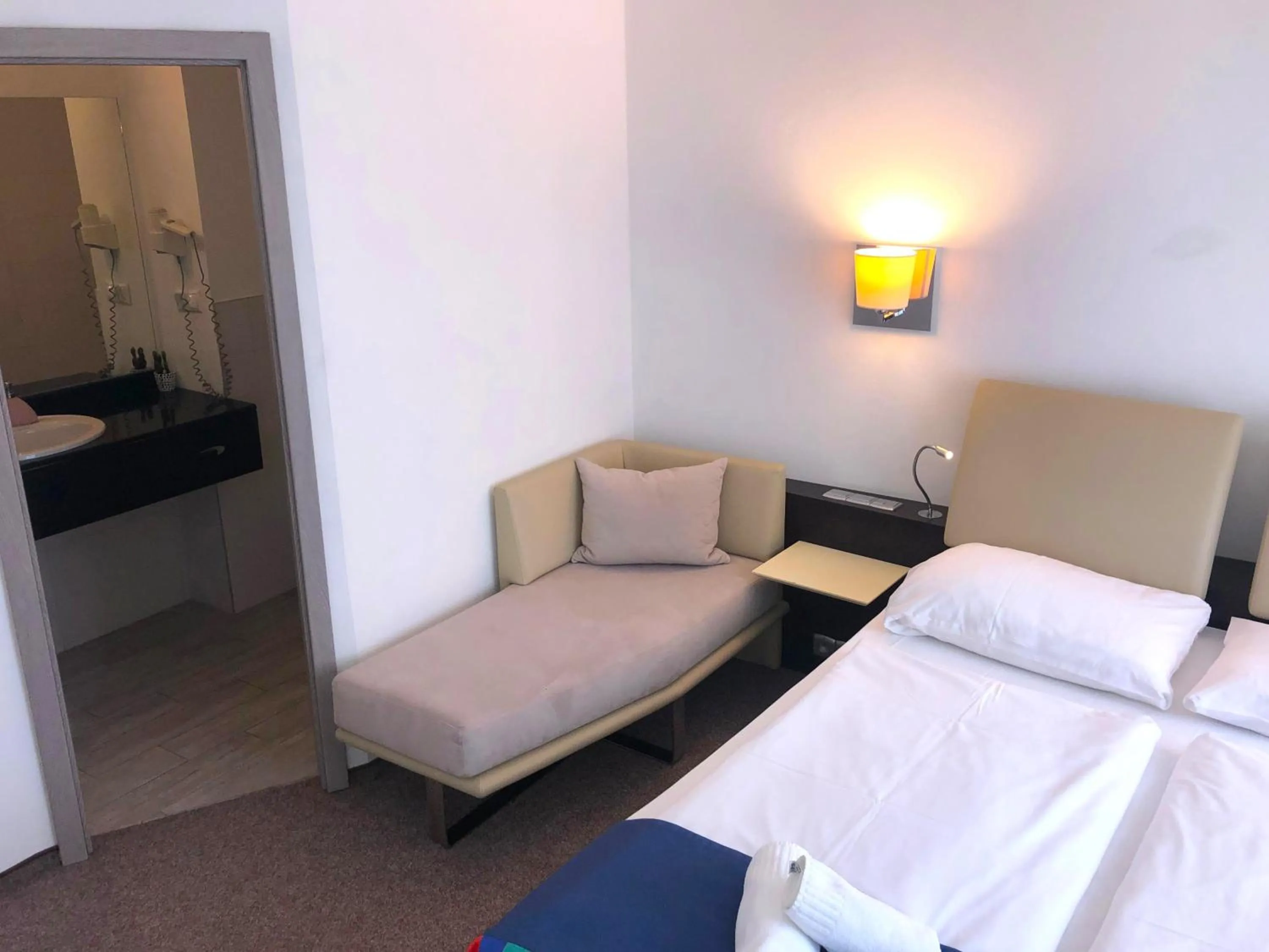 Photo of the whole room, Bed in Hotel KOREKT