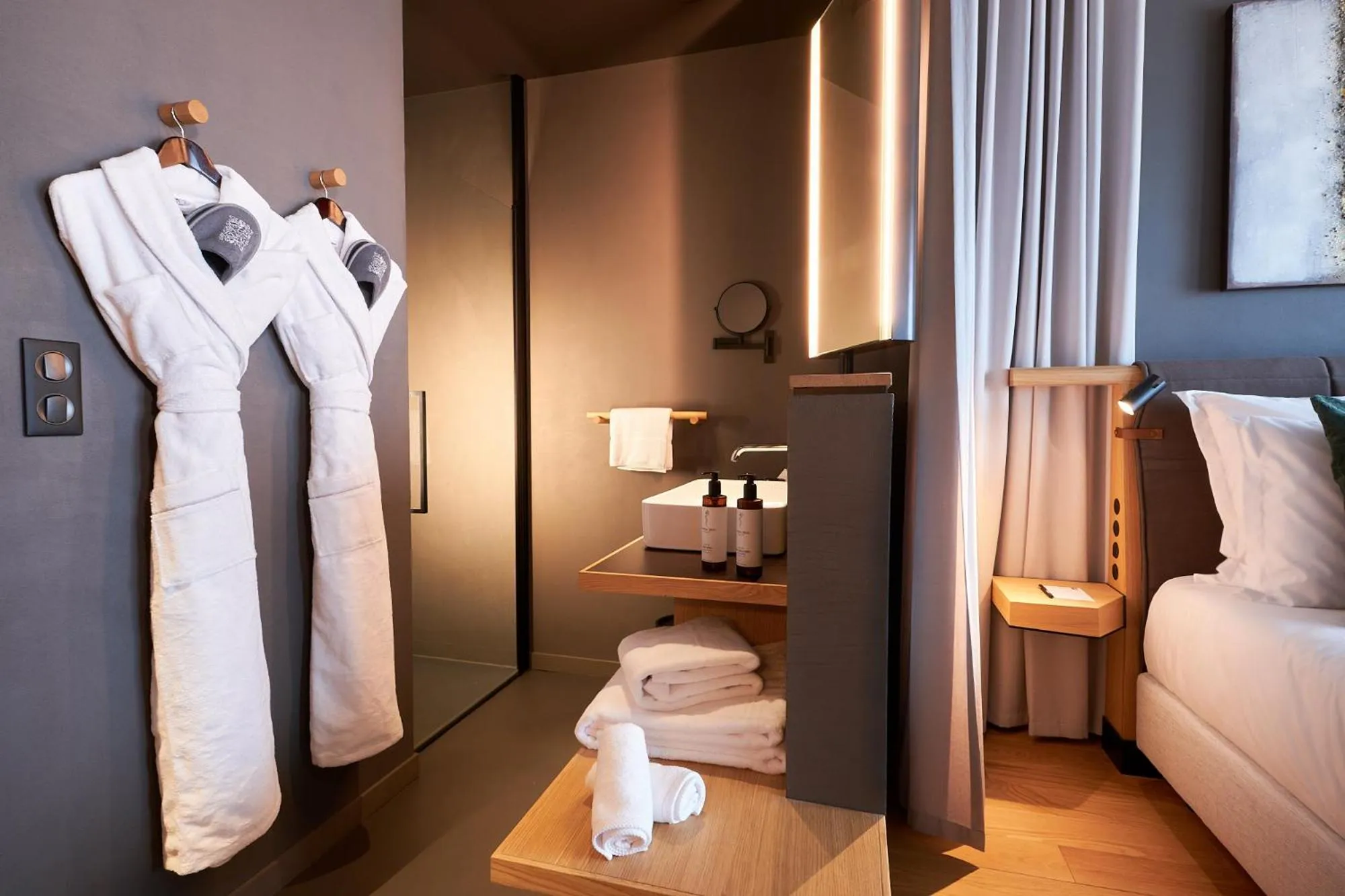 Bathroom, Bed in LOISIUM Wine & Spa Hotel Champagne