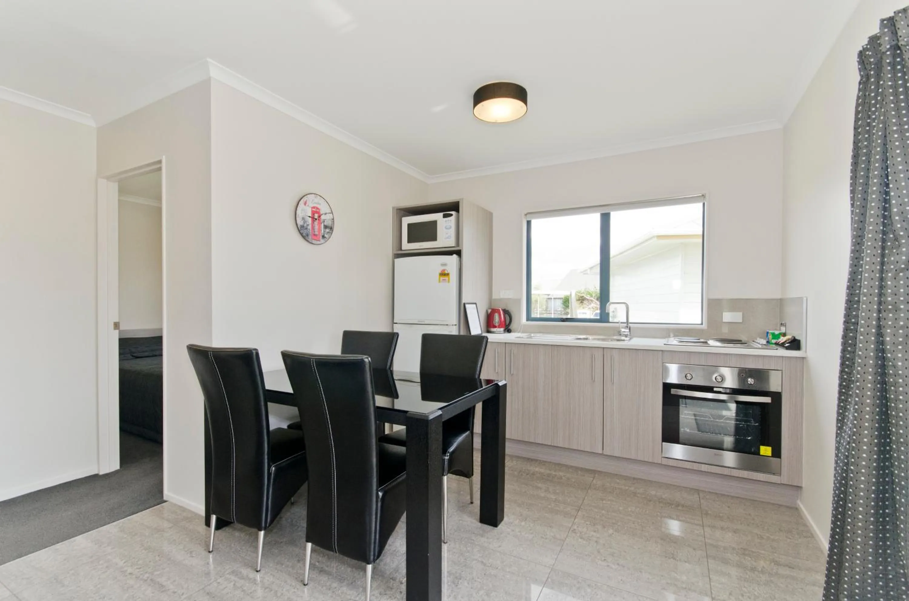 Kitchen or kitchenette in Matakana Motel