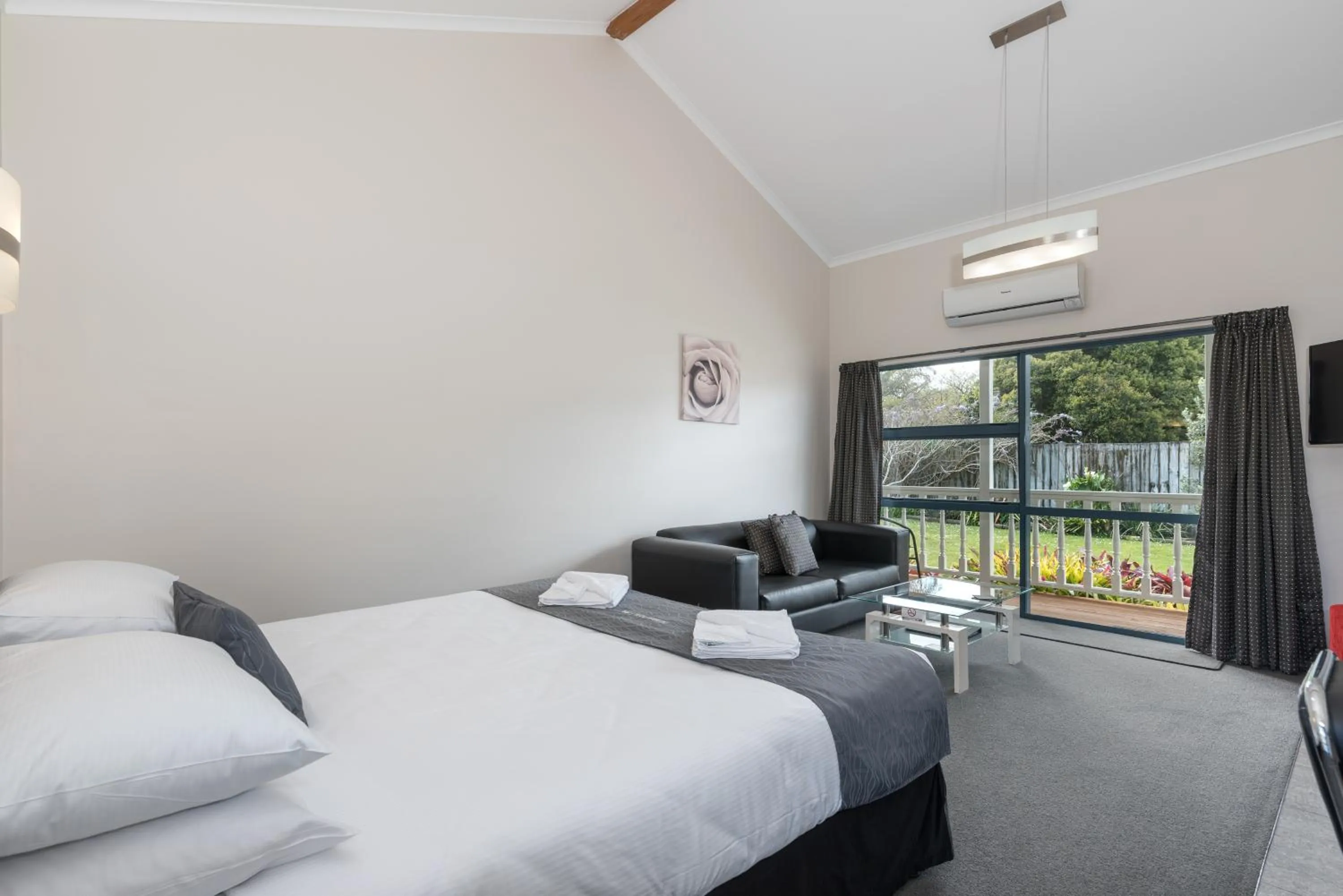 Bed in Matakana Motel