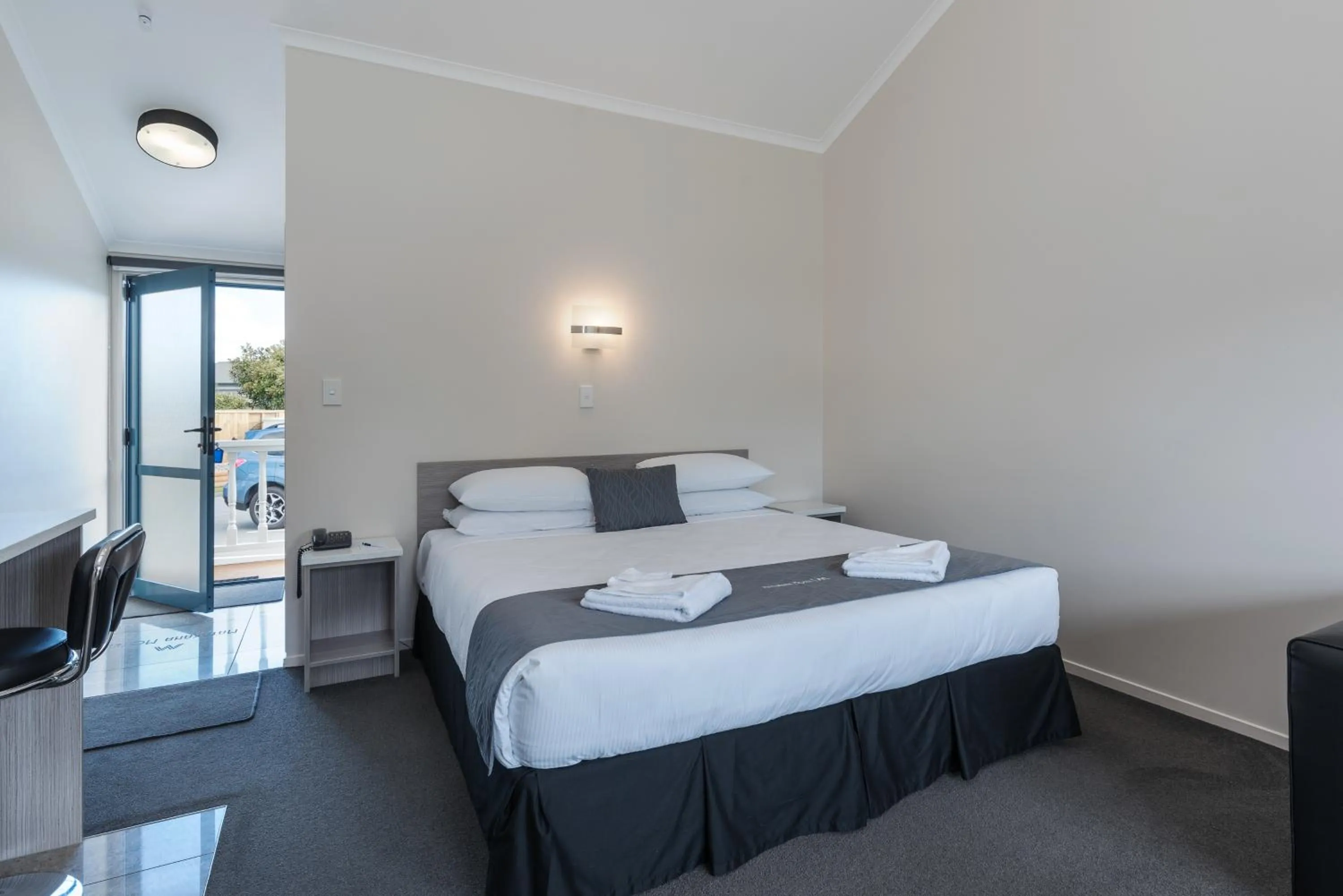 Bed in Matakana Motel