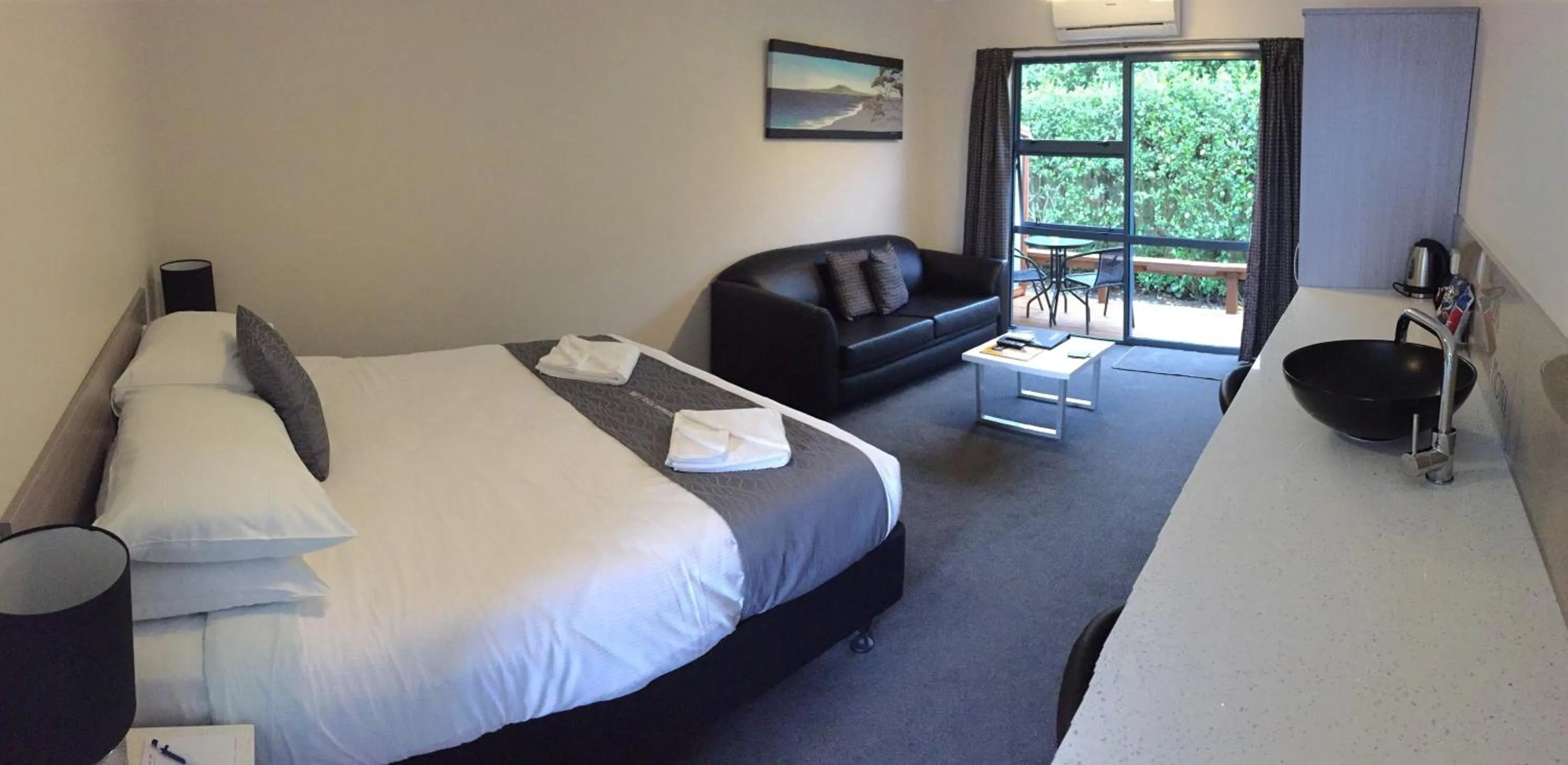 Photo of the whole room, Bed in Matakana Motel