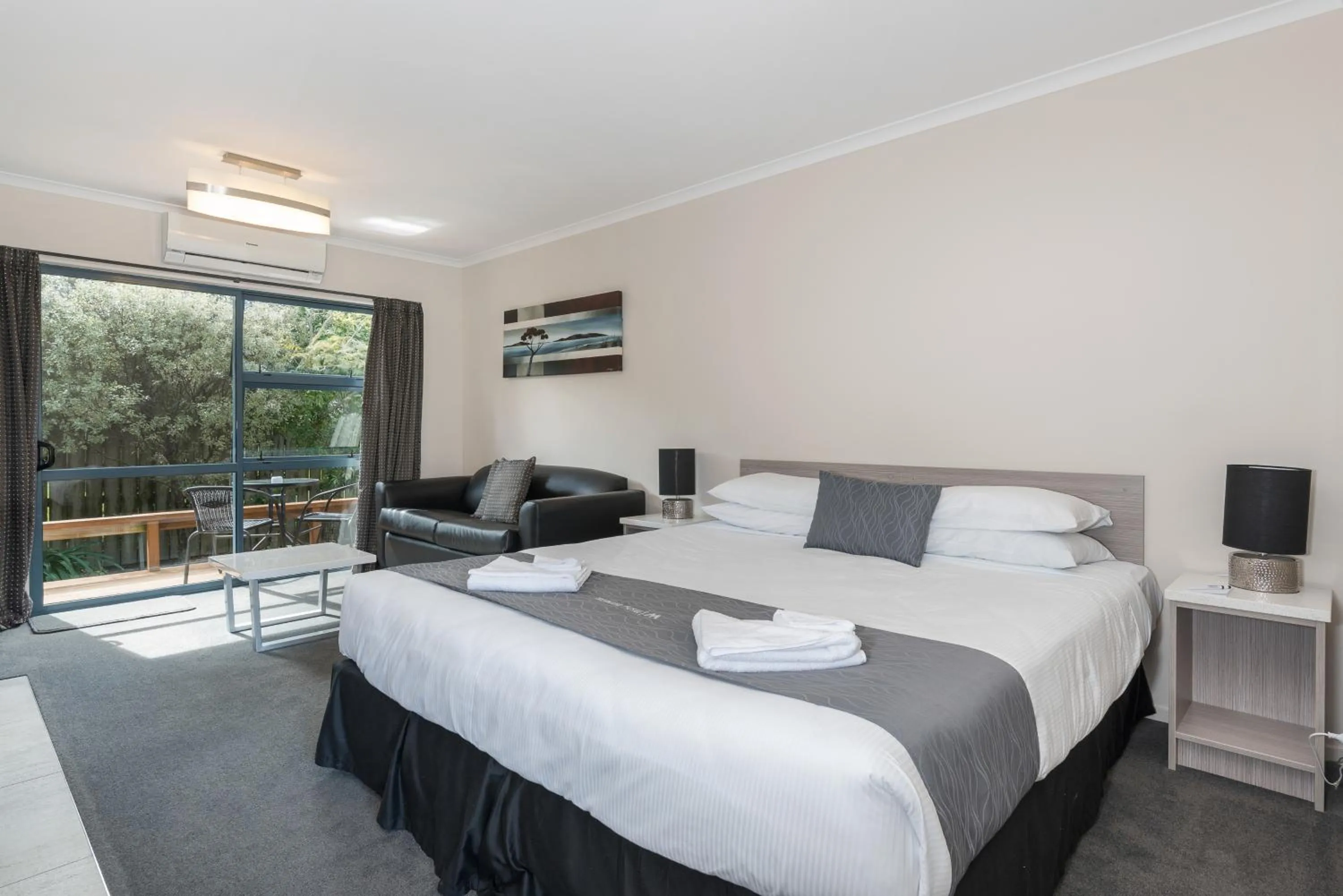 Bed in Matakana Motel