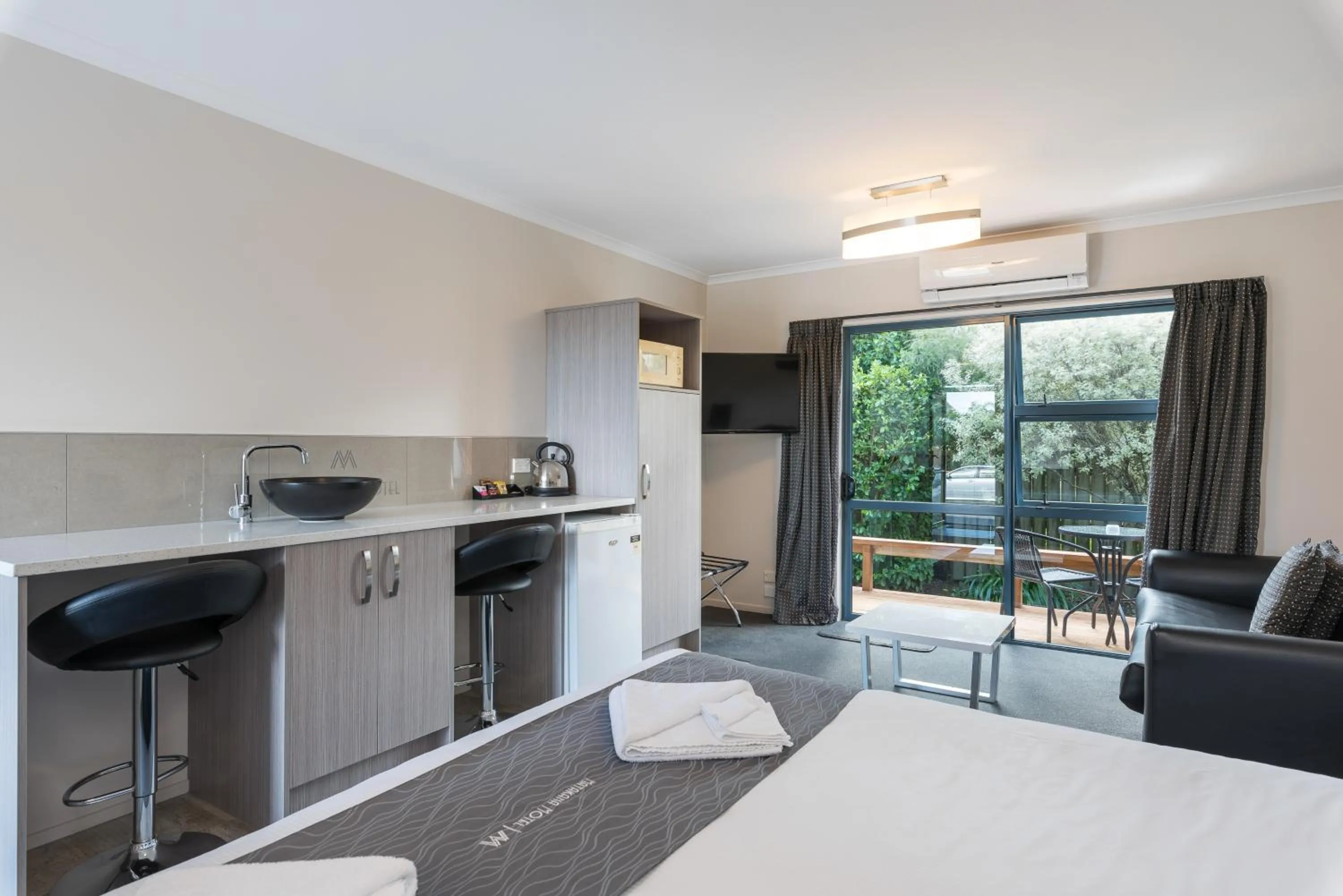 Photo of the whole room in Matakana Motel