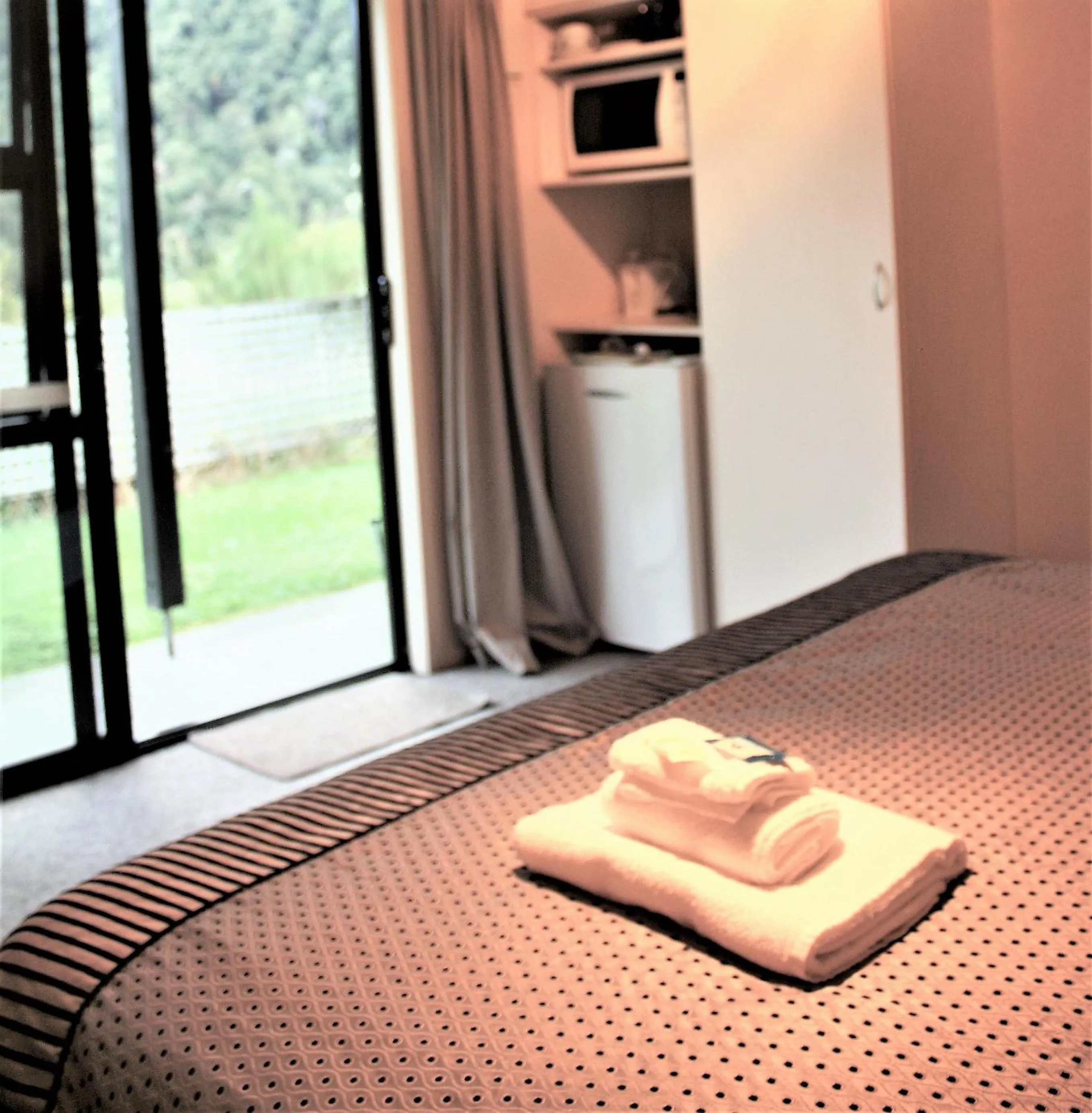 Bed in Owen River Tavern & Motels