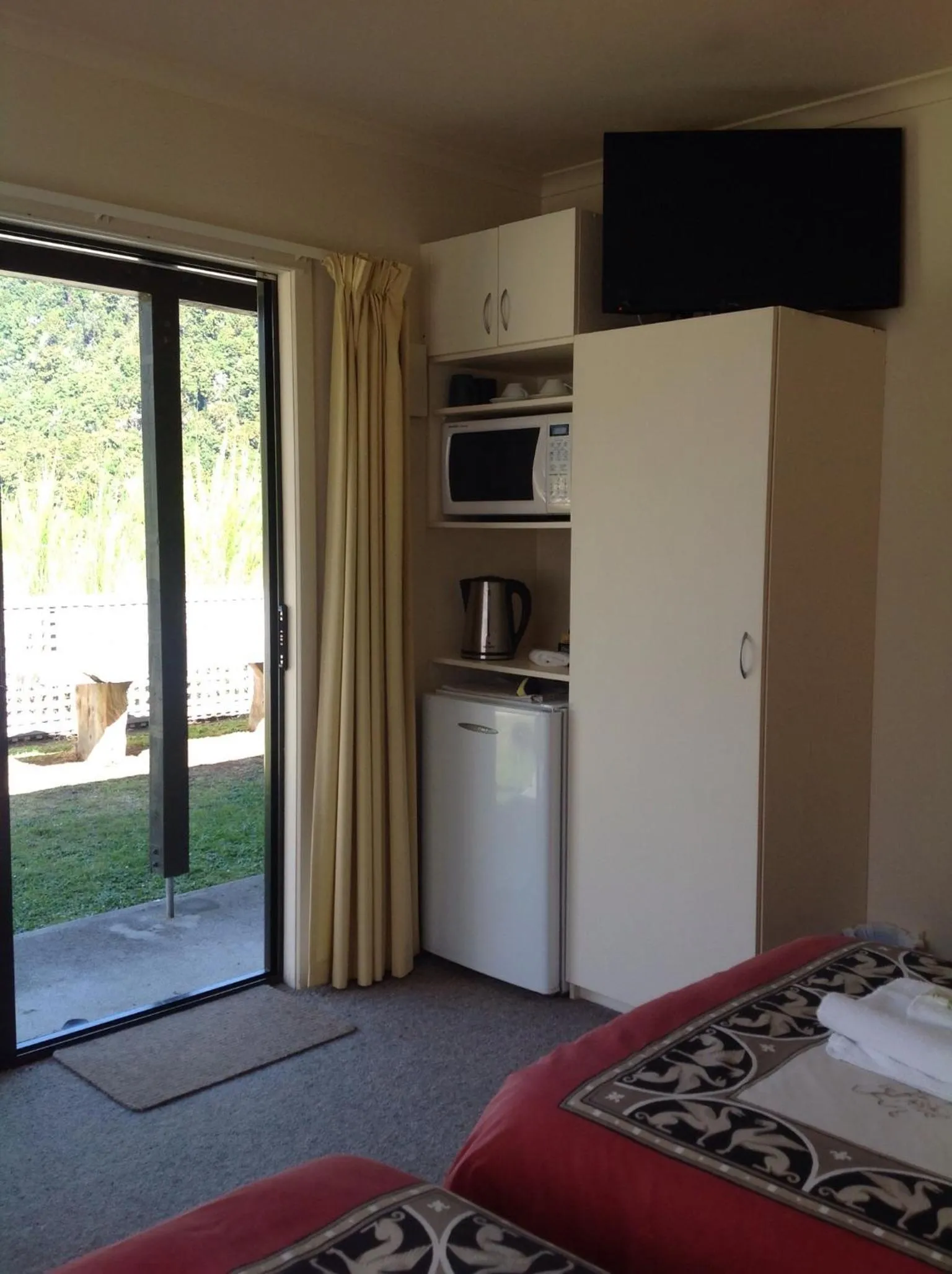 Kitchen or kitchenette, Bed in Owen River Tavern & Motels