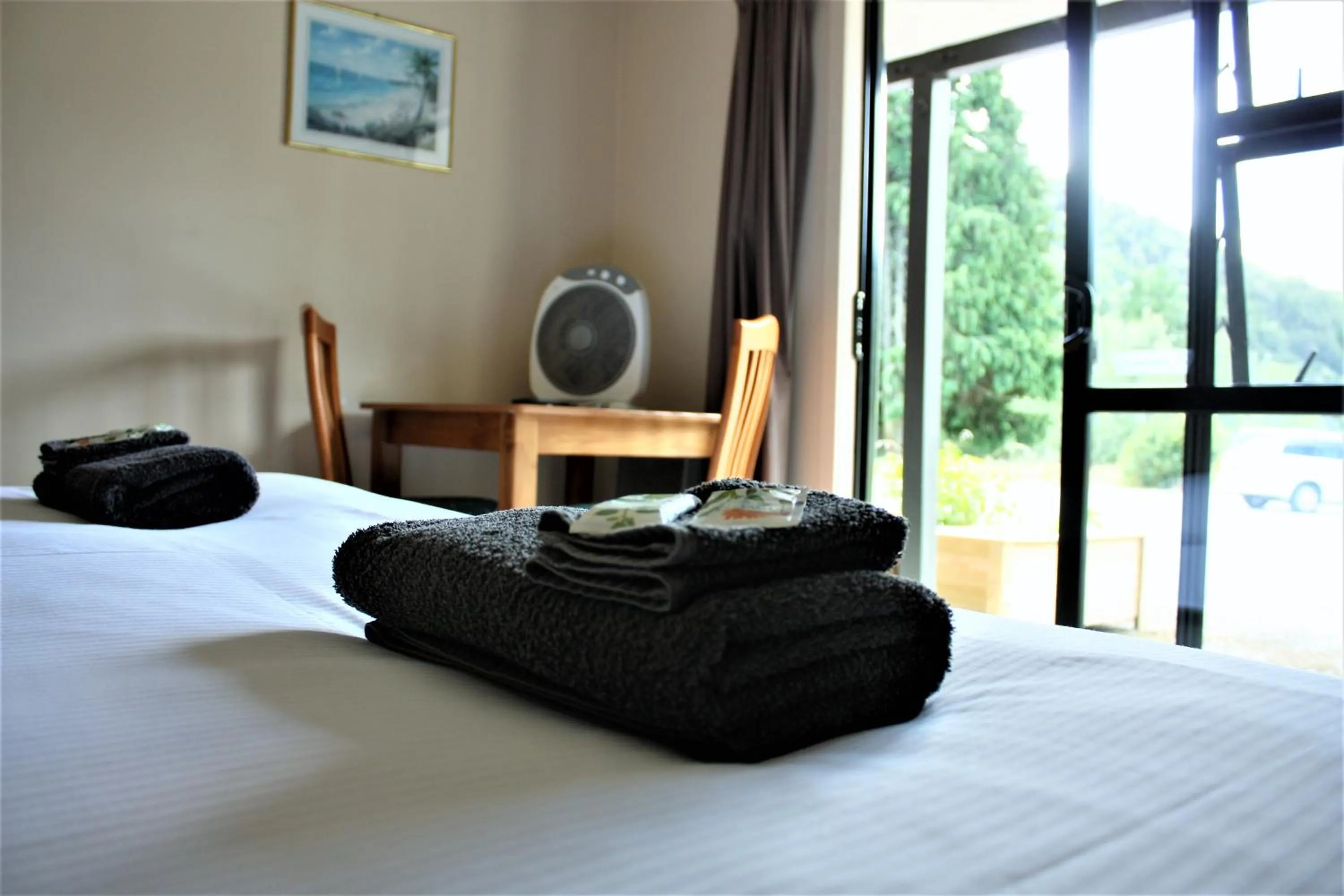 Photo of the whole room, Bed in Owen River Tavern & Motels