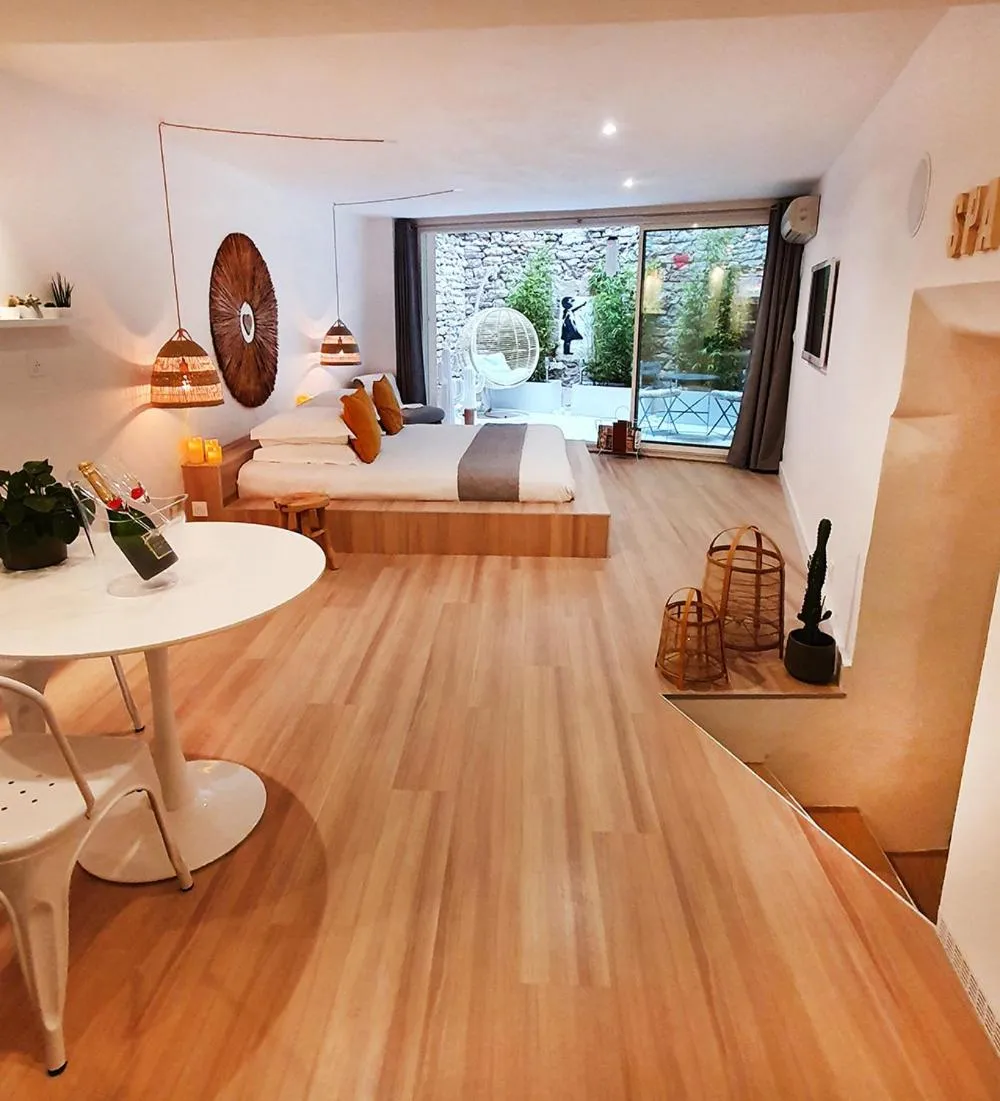 Living room in Suite 6