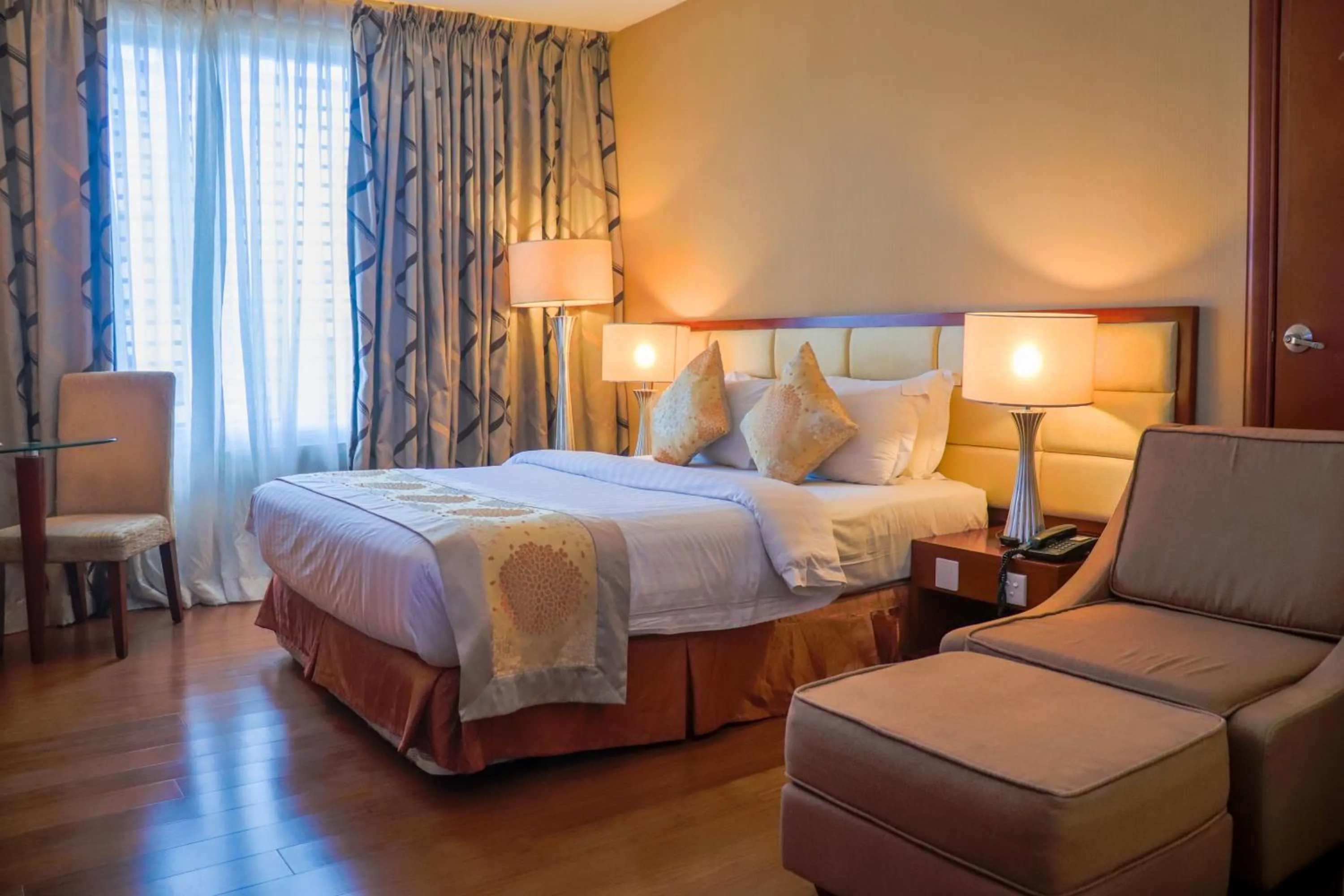 Bedroom, Bed in The Avenue Plaza Hotel