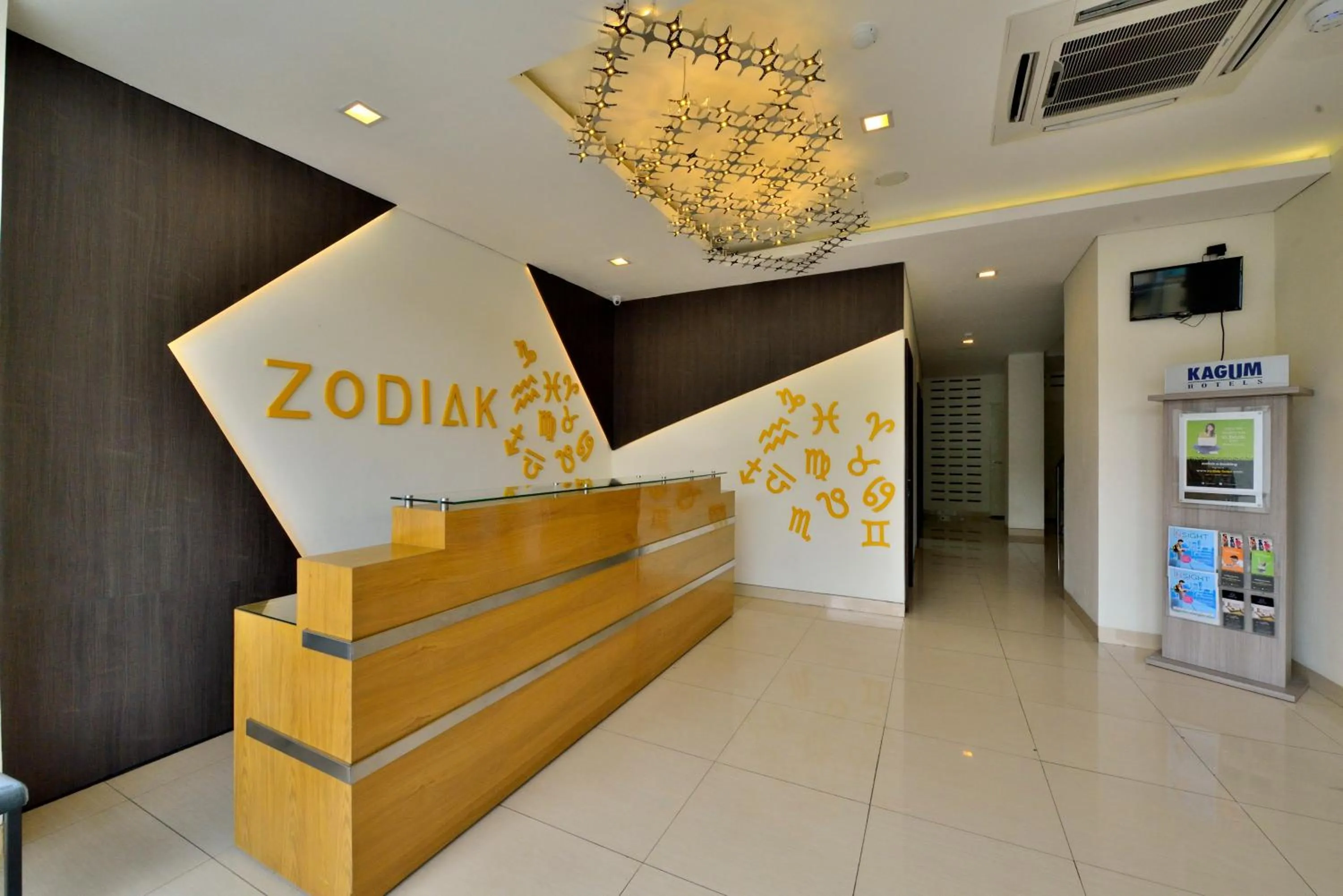 Library, Lobby/Reception in Zodiak at Kebon Jati Hotel