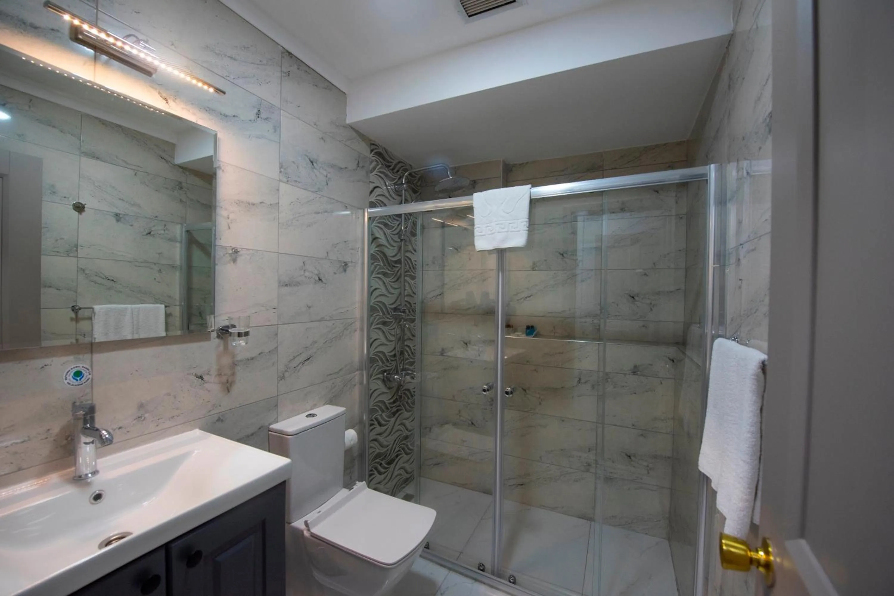 Shower in Hotel Daphne